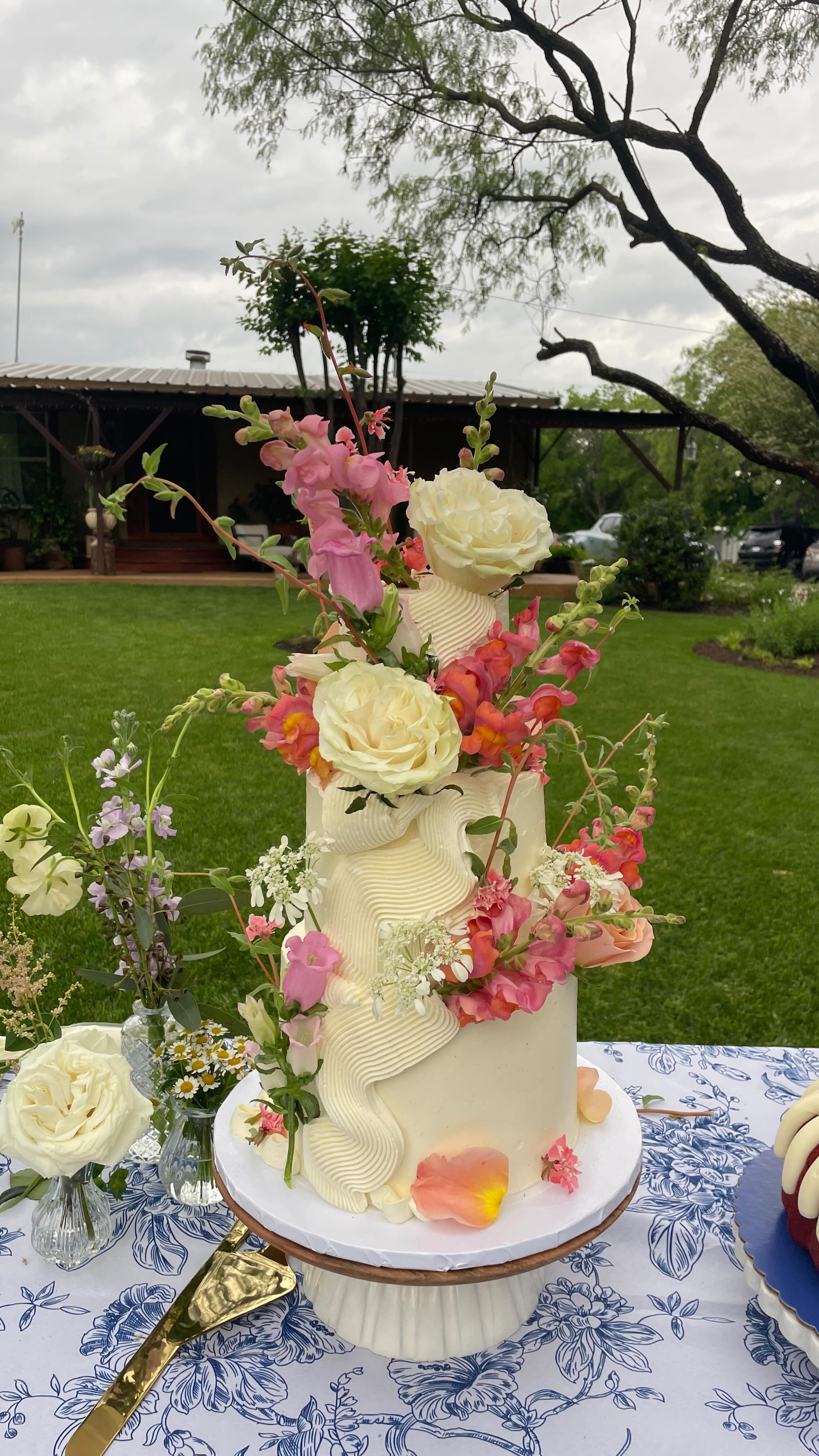 “Oh it’s just at my family’s house..” 🤩 THE most beautiful wedding. Congratulations Daisy 🤍