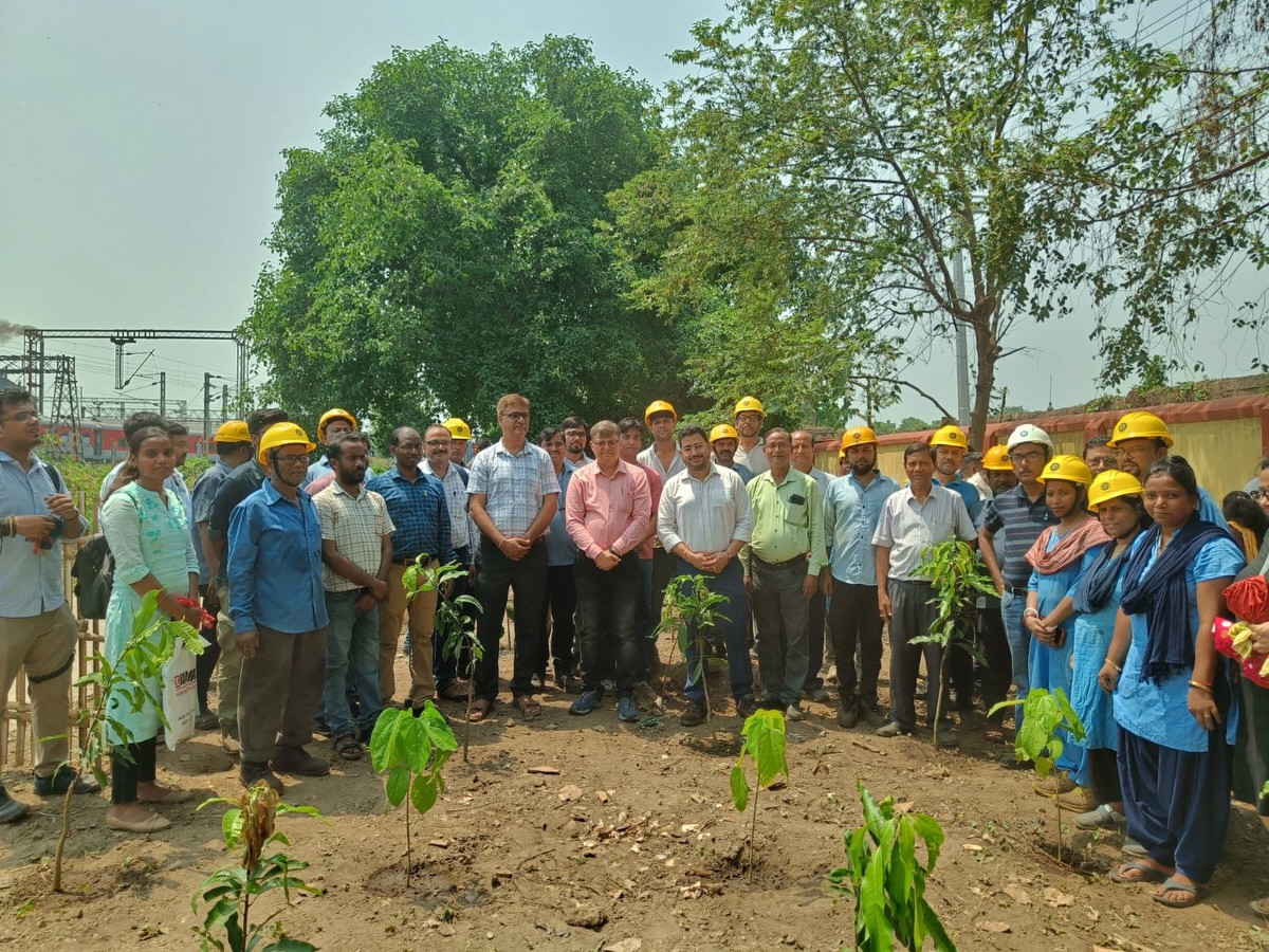 Celebrating Dr. B.R. Ambedkar Jayanti with action and purpose!
A successful plantation drive was organized at Liluah in collaboration with Eastern Railway, Howrah Division and GFI.
With the active participation of Mr. Satendra Tiwari, Sr. DME, along with railway officials and dedicated field staff, this initiative marked a step towards a greener and healthier environment.
#AmbedkarJayanti #PlantationDrive #GoGreen #SustainableFuture #GreenInitiative EasternRailway HowrahDivision GFI GarbageFreeIndia EnvironmentMatters ActForEarth CommunityAction