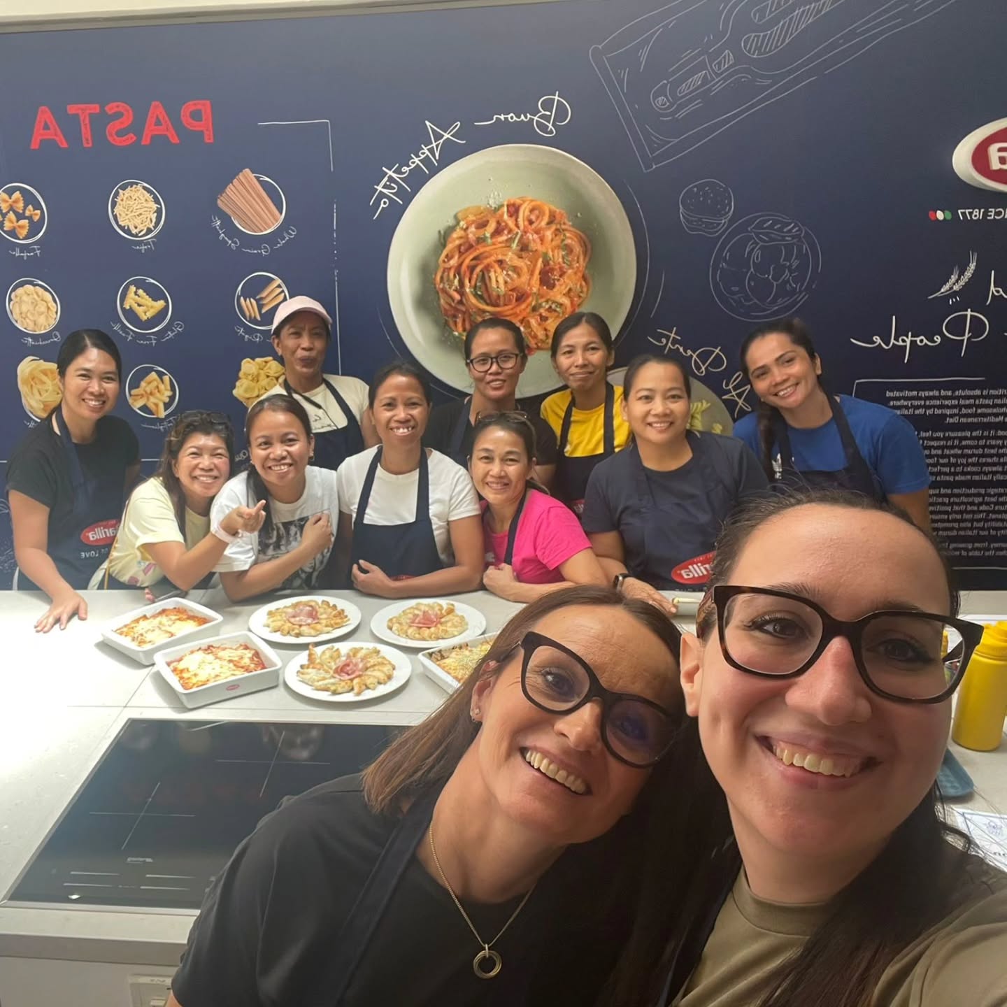 Our helpers cooking classes are always a hit! The perfect occasion to build new skills in a fun and relaxed environment, sharing laughter, culture and the love for good food!
Together we made spinach and ricotta gratinated crepes and pesto croissant fingers 😋
Many thanks to all our members who regularly send their helpers to these cooking sessions, to all the helpers who joined us, to our IWG team of the day @francescaroccotonon @teresafog, to @barilla @andreatrancherochef for sponsoring the ingredients and for always being fabulous hosts!
Interested in our helpers cooking classes? DM us!
#cookingtime #communitybuilding #italianfood