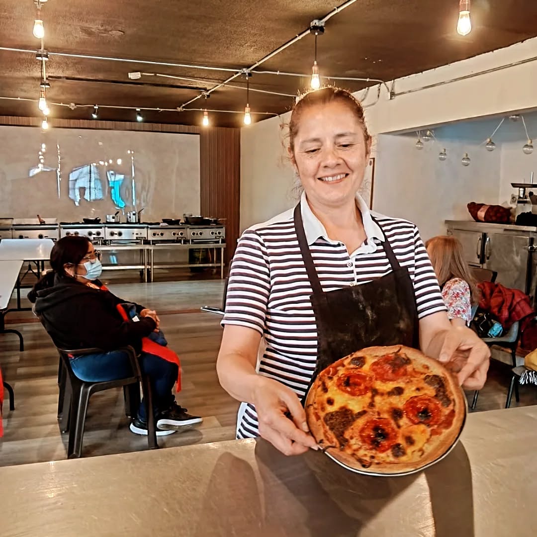 Agradecemos su determinación en nuestra sesión de pizzas. Con manos expertas y sentidos agudizados, transformaron harina, tomate y queso en obras maestras llenas de sabor y amor. ¡Ustedes demostraron que ninguna barrera detiene la pasión por la cocina! Cada pizza fue un triunfo de creatividad, equipo y superación.
Sigan brillando, porque su fuerza inspira a todos en Asonalchefs. ¡Juntas, horneamos sueños!@chef_cristiankollrich@erick_fparrado
Con orgullo y admiración#asonalchefs