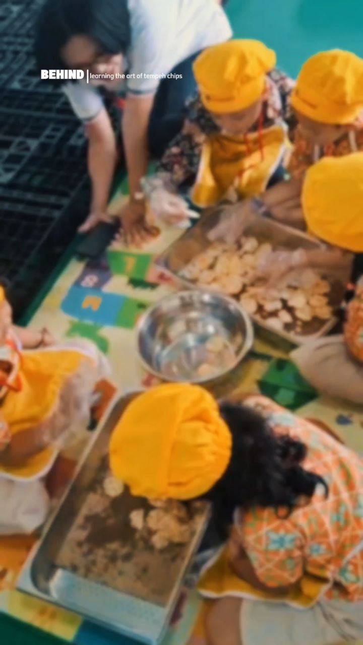 A Garden of Growth: Where Heritage Meets Young Hearts
More Than a Factory, It’s a Classroom without Walls. 🏫✨
At Tempe King, we believe that the best way to preserve a culture is to share it. While our facility in Salatiga is known for producing premium artisan chips, its heart truly beats faster when it becomes a place for learning, sharing, and growing together.
Recently, our production floor was transformed by the laughter and wide-eyed wonder of the children from Realfun Rainbow Kindergarten. For these little explorers, it wasn't just a field trip; it was a journey into the soul of Indonesian food.
Learning the Artisan Way 🔍
We didn't just show them a product; we invited them into the process.
From Bean to Chip: The children touched the raw soybeans and learned about the "magic" of fermentation.
The Lesson of Patience: They watched our artisans meticulously sort each chip one by one, learning that quality is born from focus and care.
Tasting the Tradition: Seeing their smiles as they crunched on a healthy, plant-based snack they finally understood was the greatest reward for our team.
Growing Together 🌱
Tempe King isn't just about building a brand; it’s about building a community. Whether it’s hosting local students, empowering our dedicated artisans, or collaborating with international partners, we see every interaction as an opportunity to "ferment" new ideas and "grow" stronger together.
When we open our doors to schools like Realfun Rainbow, we aren't just teaching them about tempeh. We are planting seeds of pride in local heritage, the importance of healthy eating, and the value of hard work.
At Tempe King, we don’t just make chips. We cultivate the future. 👑🤝