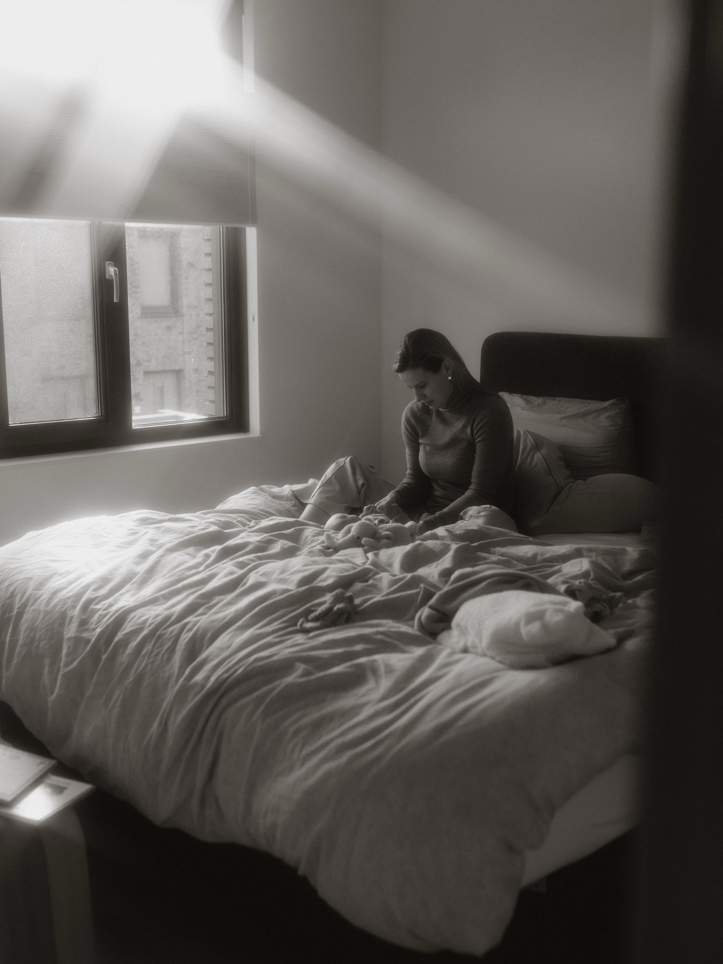 Iedereen wil de baby vastleggen tijdens een newbornshoot en dat snap ik ook wel, want die eerste dagen gaan zo snel dat je ze bijna niet kunt bijhouden, al die kleine dingen die over een jaar al vaag worden in je geheugen.
Maar terwijl iedereen naar de baby kijkt, kijk ik naar jou: hoe jij hem vasthoudt alsof je bang bent hem los te laten, hoe jij eruitziet na drie nachten niet slapen en toch iets uitstraalt wat ik niet anders kan omschrijven dan kracht, hoe jij voor het eerst moeder bent en tegelijkertijd nog steeds probeert te voelen wie je zelf bent in dat allemaal.
Die twee dingen tegelijk, dat is wat ik wil vangen. Want de baby verandert snel, groeit, wordt groot en de foto’s van hem komen er wel. Maar hoe jij was in deze eerste dagen, wat er in jouw ogen zat, hoe jij aanraakte, hoe jij keek, dat verdwijnt als je het niet vastlegt.
Jij hoort er ook op te staan. Niet als randfiguur. Als de vrouw die dit allemaal draagt.
#newbornshoot#newbornfotografie#fotograafarnhem#bevallen#babyshoot
Newbornshoot | newbornfotograaf | pasgeborenbaby | bevallen | bevalling