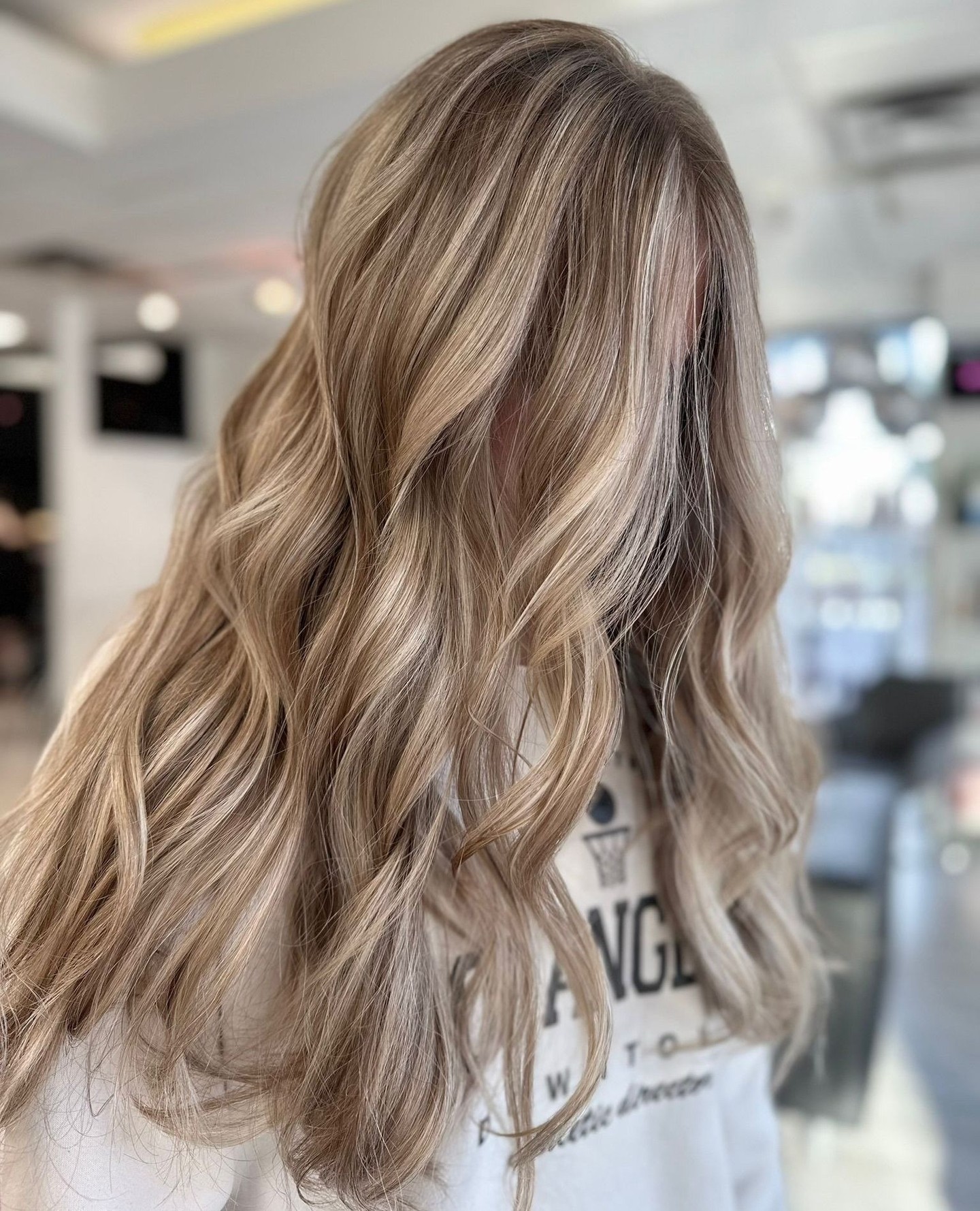 A pearl-toned balayage by Georgia that brings brightness without the harshness š¤ā
ā
Ready for a change? Book your appointment!ā
ā
We š¤ Hairā
ā
#BurnabyBC #BurnabyHairSalon #Burnaby #VancouverHairSalon #HairInspo #HairStylists #Joico #KevinMurphy #HairExtensions #BrentwoodMall #TheAmazingBrentwood #BrentwoodBurnaby #selflove #selfcare