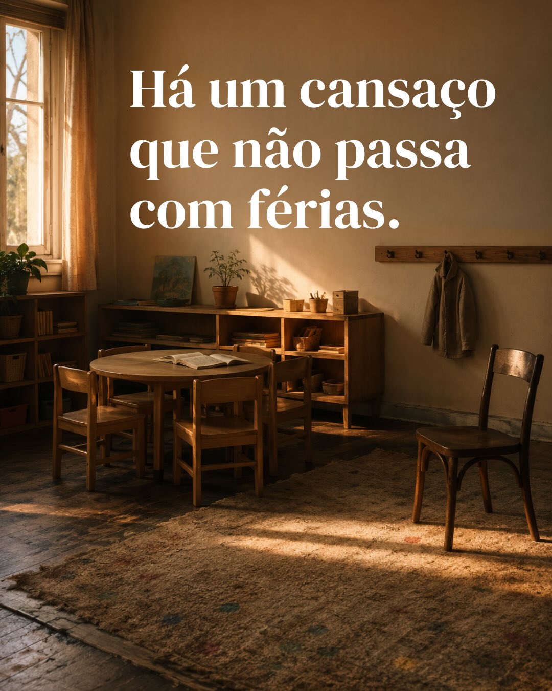 Esta semana queríamos partilhar uma coisa que nos tem andado a fazer pensar.
Uma nota antes de começar, porque é importante: nada do que dizemos aqui é sobre culpa de pais. Os pais que vocês têm nas vossas salas amam profundamente os seus filhos. Estão tão cansados como vocês. Estão a tentar segurar a vida das suas famílias dentro de condições: salários, horários, habitação, ausência de avós ou rede de suporte por perto, que tornam quase impossível ser-se o pai e a mãe que se gostaria de ser. Eles também estão dentro desta cultura. Eles também a sentem.
O que queremos nomear é maior do que os pais, e é por isso que precisa de ser nomeado em conjunto. É este momento civilizacional em que as estruturas que antes seguravam a criança: a comunidade alargada, os horários humanos, a presença sem ecrãs, os adultos disponíveis. foram, uma a uma, desmontadas. E o efeito disto cai, todos os dias, na sala do educador.
Vocês são uma das primeiras pessoas a sentir o que esta cultura está a produzir. Não porque vos toque a parte mais leve, pelo contrário. Porque vos toca a parte mais directa: a criança diante de vós.
E é também por isso que precisamos de dizer, com a maior das ternuras: o cansaço que sentem não é falha vossa, nem das famílias. É o sintoma de uma cultura inteira que perdeu a memória de como se sustenta o que é frágil.
Sobre tudo isto, e sobre o que tentamos oferecer com o Raízes do Ser, fica esta reflexão.
Sara&Felipa💛