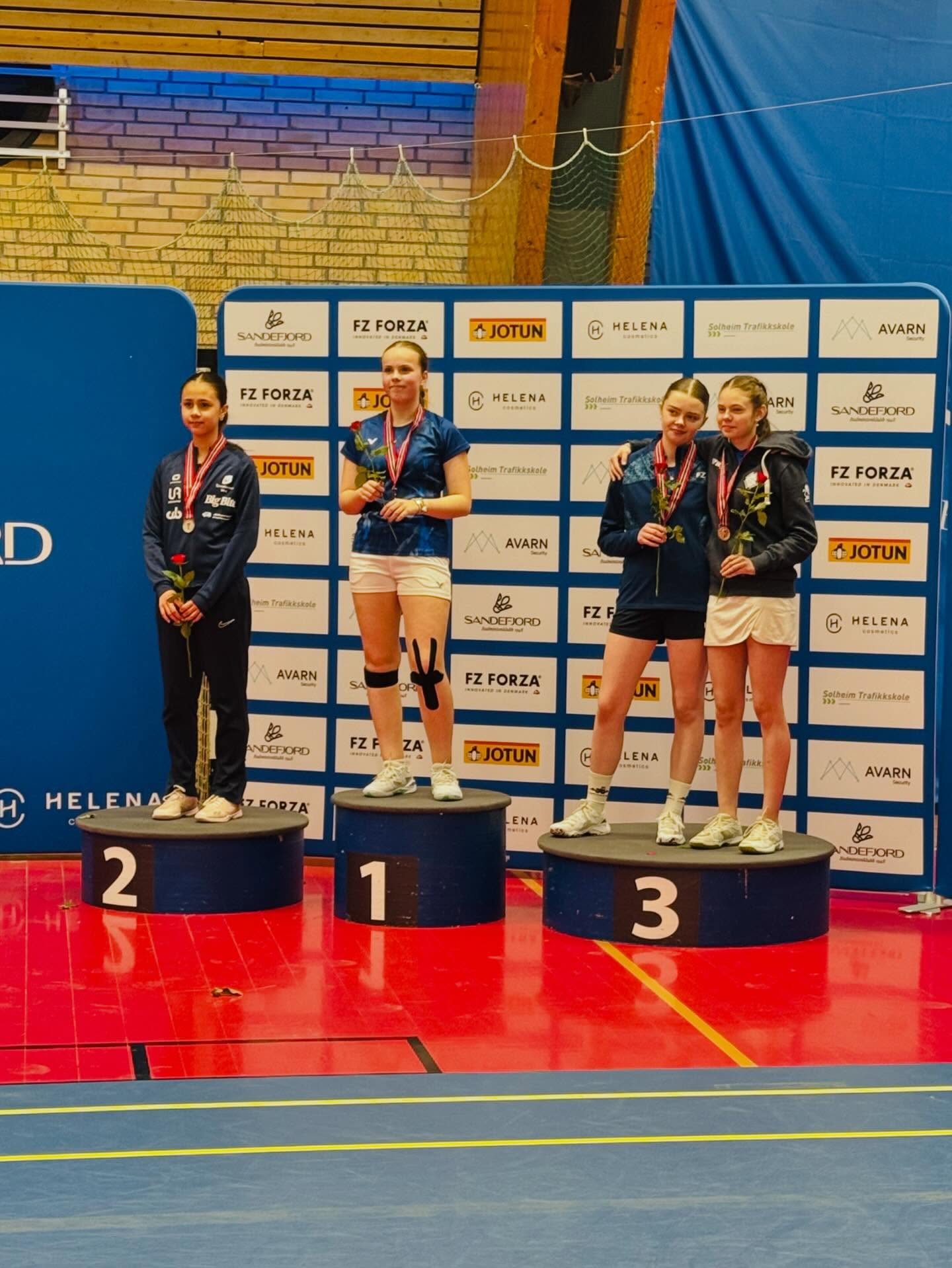 Vi er stolte av å kunne dele at vi sikret oss totalt 8 medaljer i UBM — 2 gull og 6 bronse! 🏅
Gratulerer til alle medaljevinnerne med deres fantastiske prestasjoner, og en stor takk til alle deltakerne for deres harde arbeid, dedikasjon og sterke lagånd. ✨
#mossbadmintonklubb #infinitum #norprofil #sportmodern #stabburet