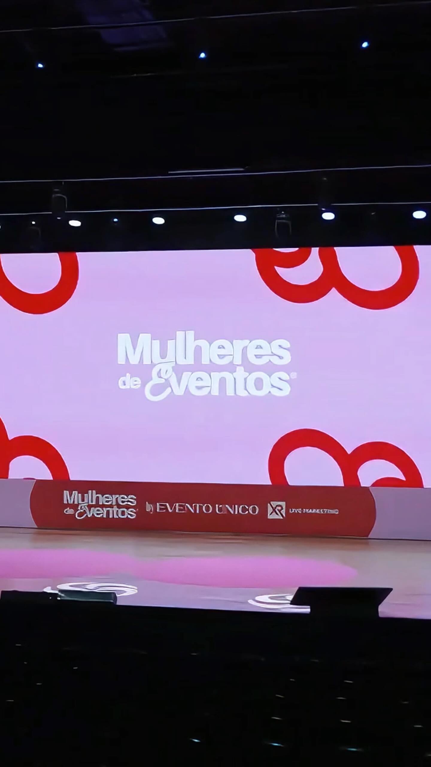 No Mulheres de Eventos 2026, a Kiron foi responsável por criar todo o apoio visual e comunicação do evento nas redes sociais e também no site oficial.
Além disso, desenvolvemos as artes dos telões, os crachás, os materiais de apoio e todos os backgrounds, criando uma identidade visual consistente em cada ponto de contato.
O evento, que reuniu diversas mulheres para troca, escuta e construção coletiva, pedia uma comunicação à altura.
Por isso, nossa estratégia foi transformar cada elemento visual em parte da experiência, garantindo que o ambiente refletisse o propósito do que precisava ser compartilhado no encontro.
Se você está planejando uma experiência presencial, a Kiron pode desenvolver todo o enxoval visual do seu projeto, conectando identidade e ambiente para tornar tudo mais coerente, imersivo e memorável.
#Kiron #Evento #Experiência