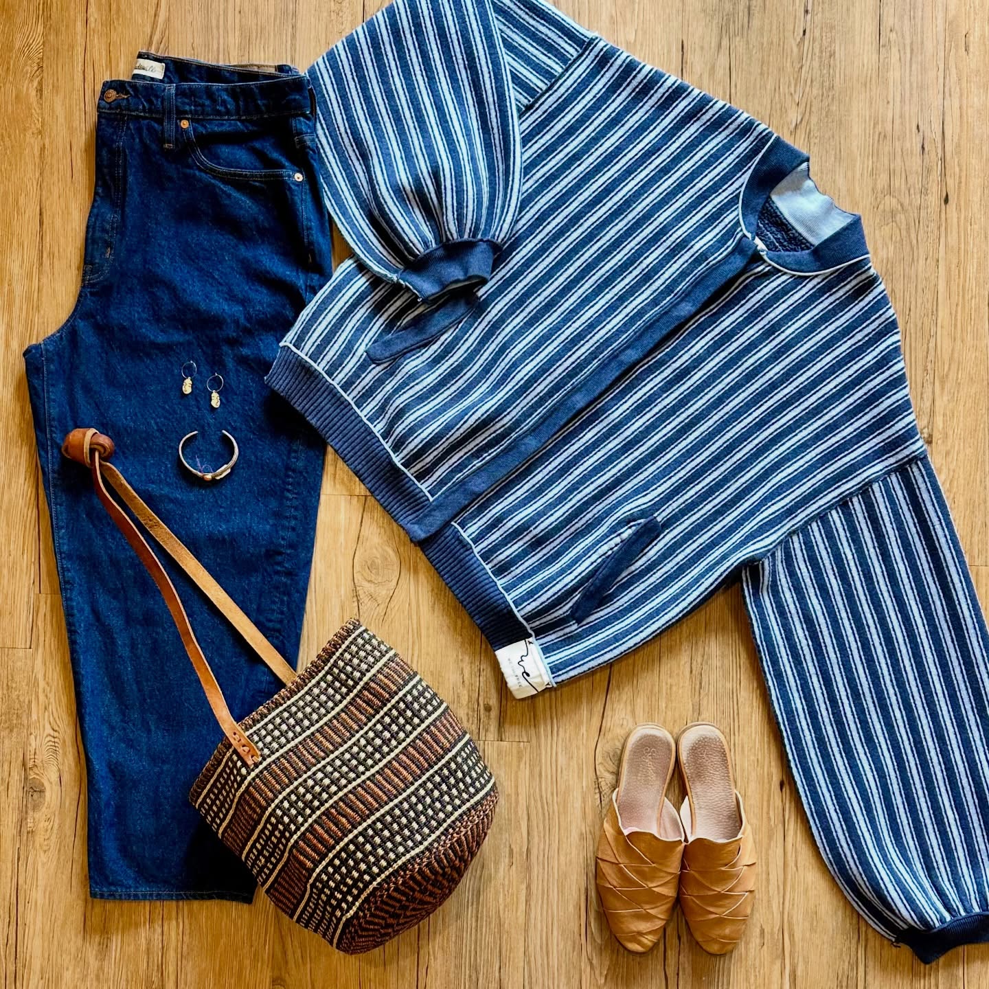 This excellent jacket sold yesterday, but the rest of the look is available. β―οΈ
The details:
Free People knit jacket sz XL - SOLD
Madewell barrel jeans sz 32, $34
Seychelles mules sz 9, $28
Sisal tote, $38
Cuff, $16
Earrings, $18