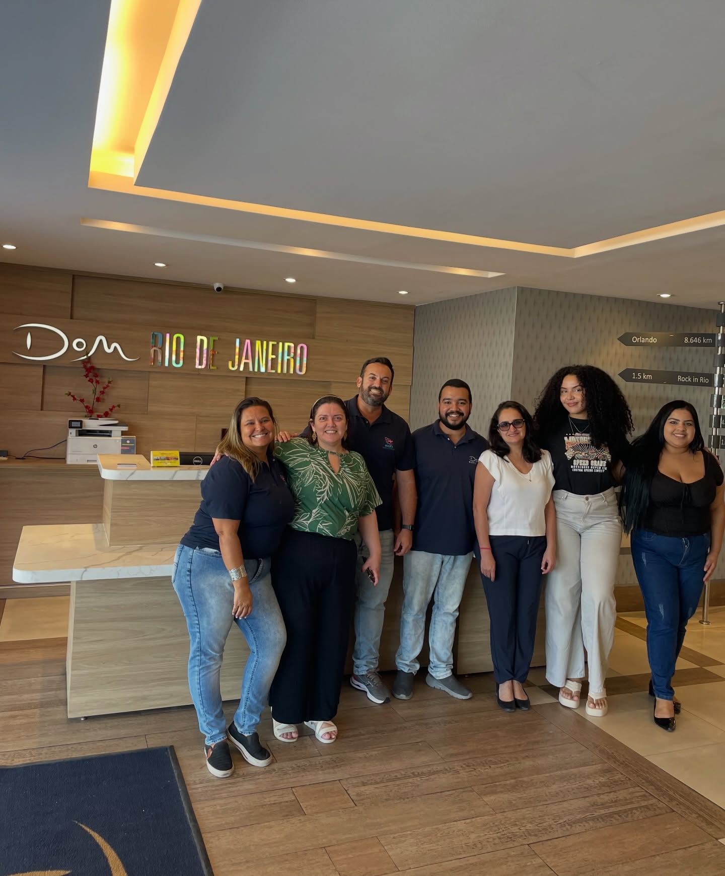 Hoje foi dia de visita técnica do Cervim ao Dom Barra Hotel, localizado na Barra da Tijuca, próximo ao nosso Centro de Reabilitação. Um espaço que acolhe profissionais de diferentes regiões do Brasil que vêm ao Rio em busca de qualificação conosco. 💙
Essa parceria, viabilizada pela Rosas Tour e Eventos, fortalece a experiência de quem escolhe o Cervim para se especializar. Mais do que hospedagem, oferecemos praticidade logística, conforto e proximidade, facilitando a rotina intensa dos nossos cursos e permitindo que o profissional foque no que realmente importa: o aprendizado e a prática clínica.
Para quem vem de fora, essa integração garante mais segurança na organização da viagem, otimização de tempo e uma vivência completa durante a imersão nos cursos.
Se você é profissional da área da saúde e busca aprimoramento no Cervim, você terá uma equipe e tanto para te atender! 💙
#cervim20anos #therasuitbrasil #Rosastour #dombarrahorel #cervimcursos