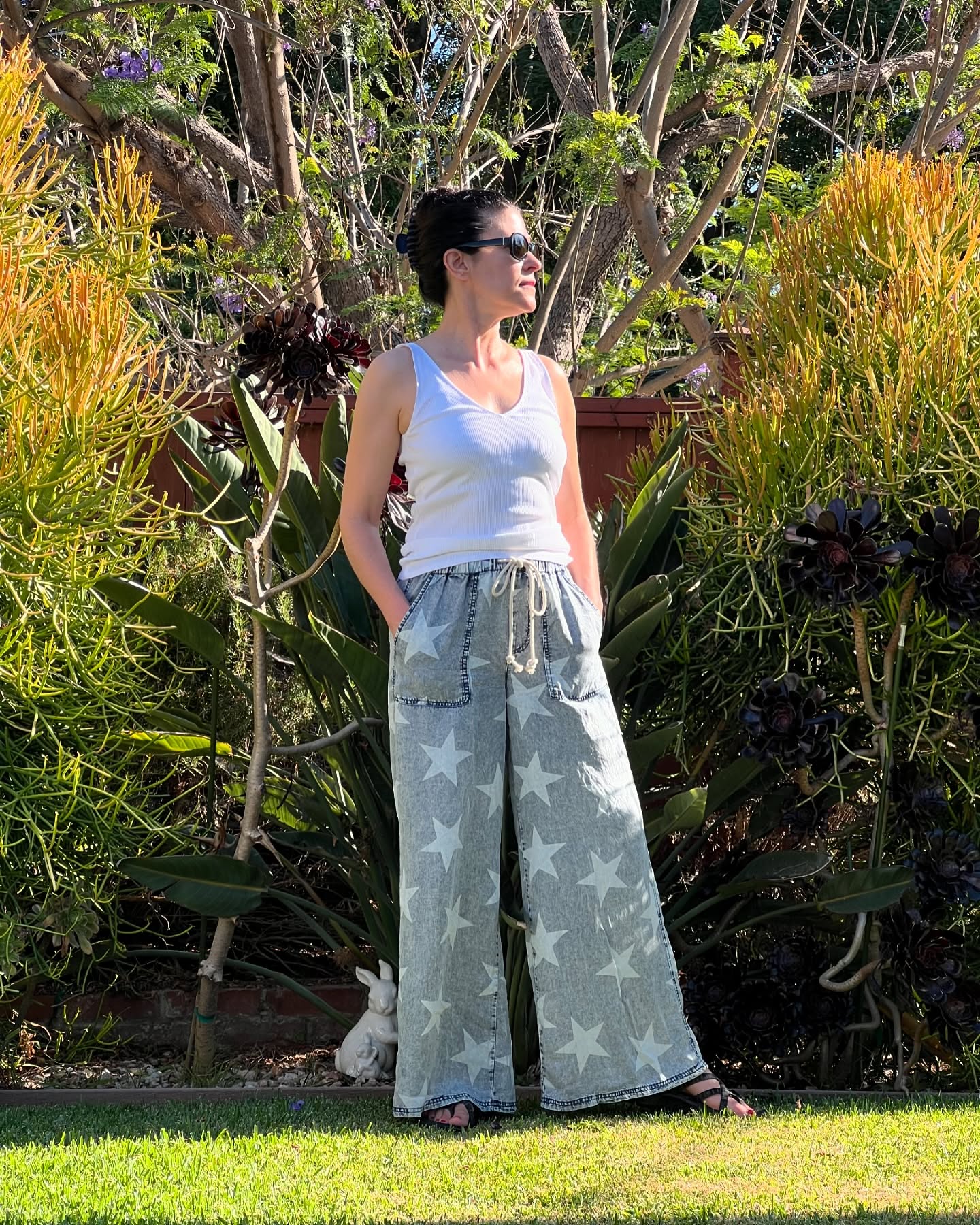 Stars and golden L.A. light. ⭐️⭐️⭐️🌞🌞🌞💥
.
.
.
.
.
.
#fourthofjulyoutfit #feelinggolden #summeroutfits #easybreezystyle #lastyle #californiagirl #nomakeuptoday