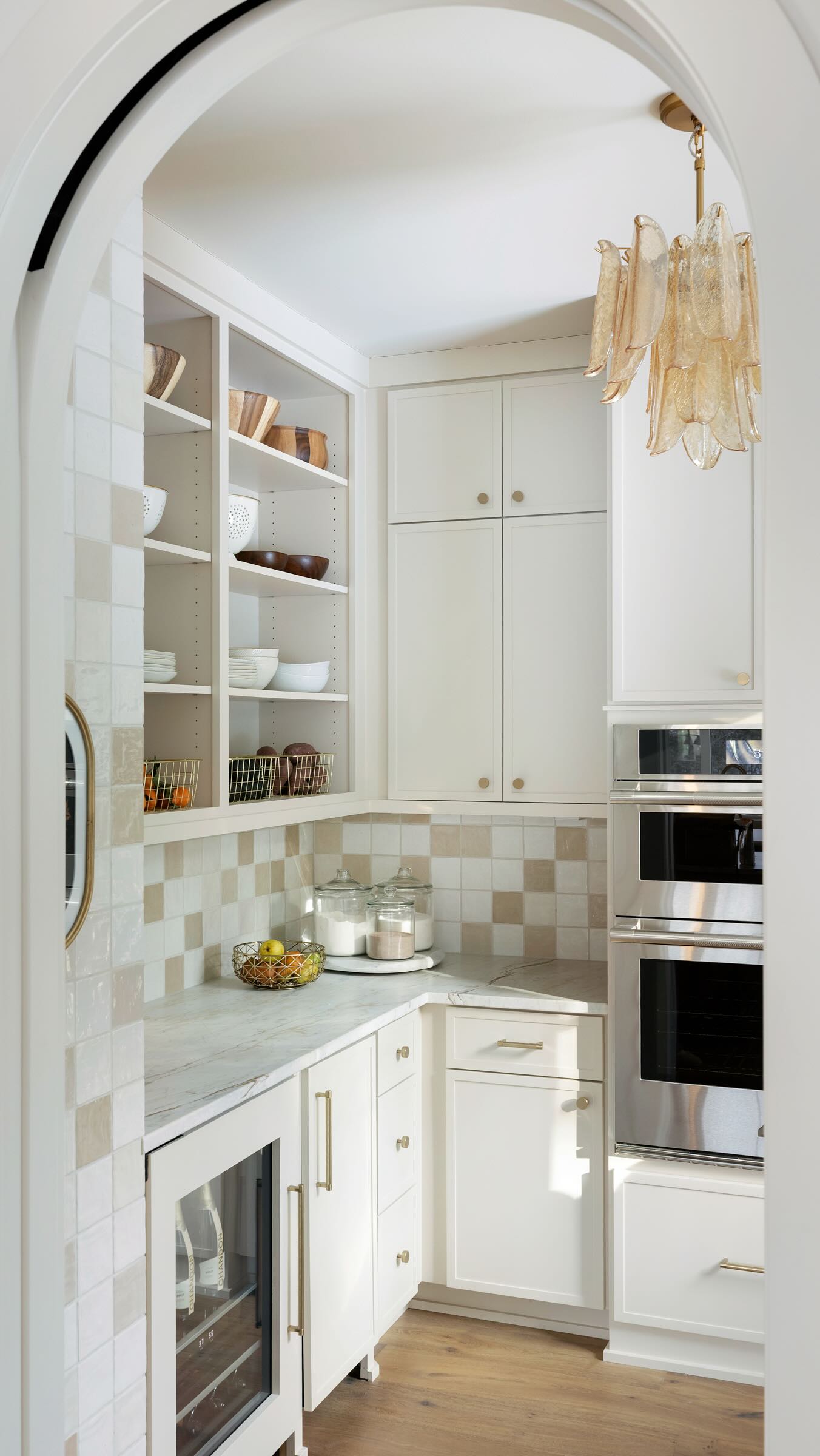 This beautiful arched pantry deserved a moment of its own. So pretty it might actually make everyday kitchen tasks a little more fun 😉
Interior Design: @kellifontana_
Custom Home Build: @westbayhomes
Photography | Videography: @spacecrafting_photography
