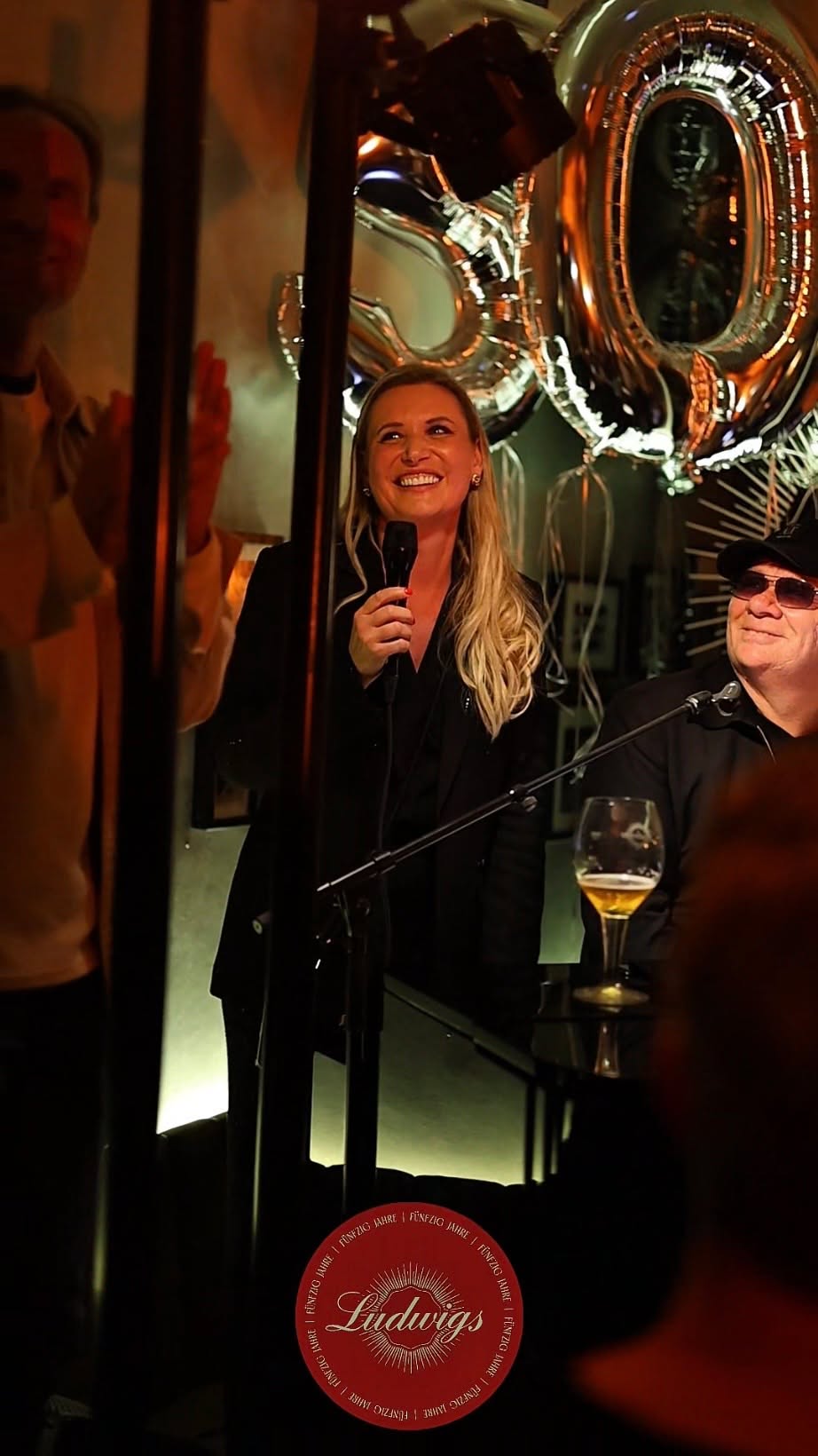 ✨ 50 Jahre Ludwigs – was für ein Abend.
Ein Abend voller besonderer Begegnungen, großartiger Stimmung und unvergesslicher Momente.
Unsere Jubiläums-Gala war mehr als nur eine Feier – sie war ein Danke.
Danke an alle, die diesen Abend mit uns erlebt haben.
An unsere Gäste, Partner:innen, Freund:innen und unser Team.
50 Jahre Geschichte – und dieser Abend war eines der schönsten Kapitel.
Wir nehmen all diese Erinnerungen mit – und freuen uns auf alles, was noch kommt. 🖤
#ludwigskarlsruhe #50jahreludwigs #karlsruhe #karlsruheliebe #karlsruhegehtaus