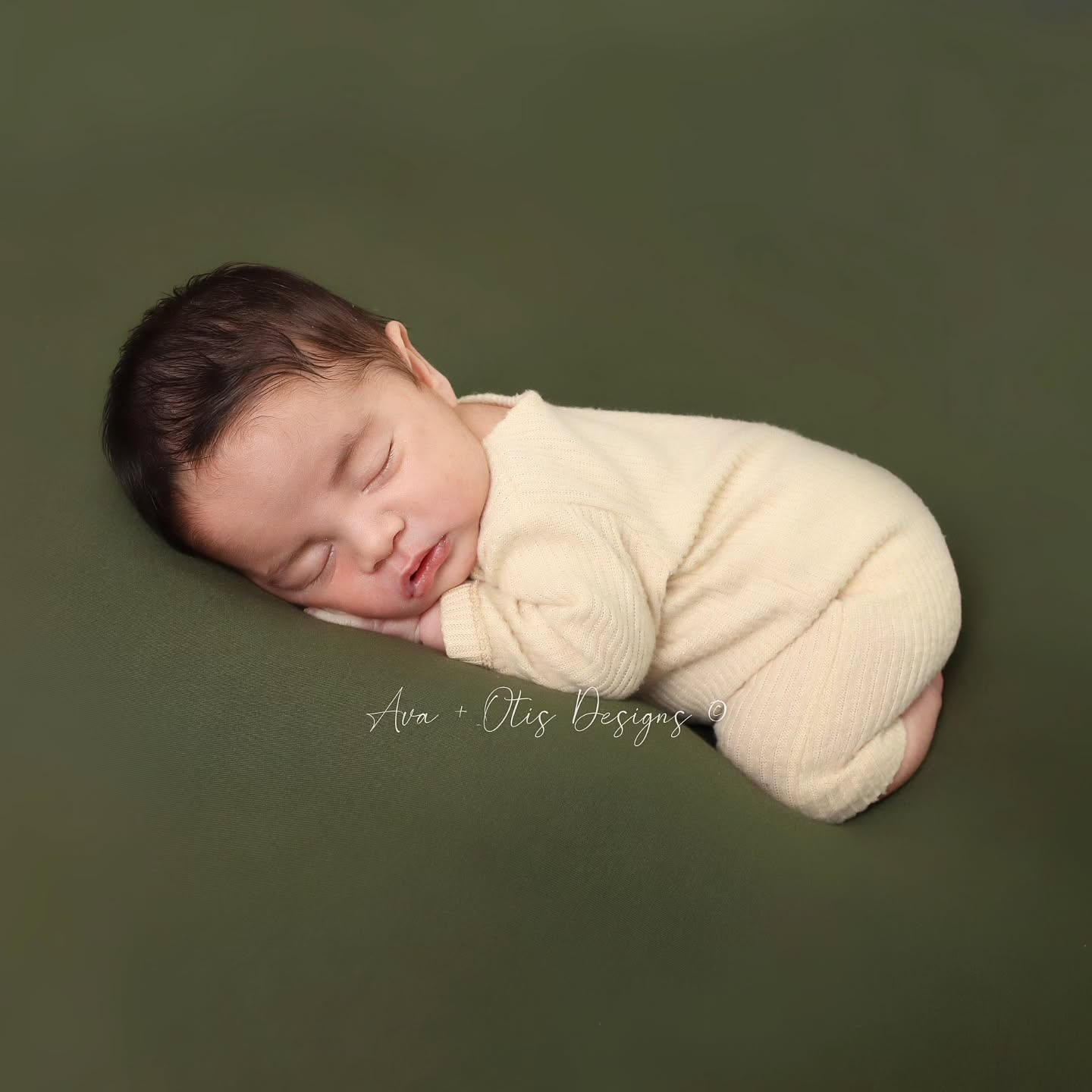 green has been a popular color for newborn boy sessions lately and I love it! 🤍
#newbornphotography #simplenewbornphotography #avaotisdesigns #bayareaphotographer #newbornposes
