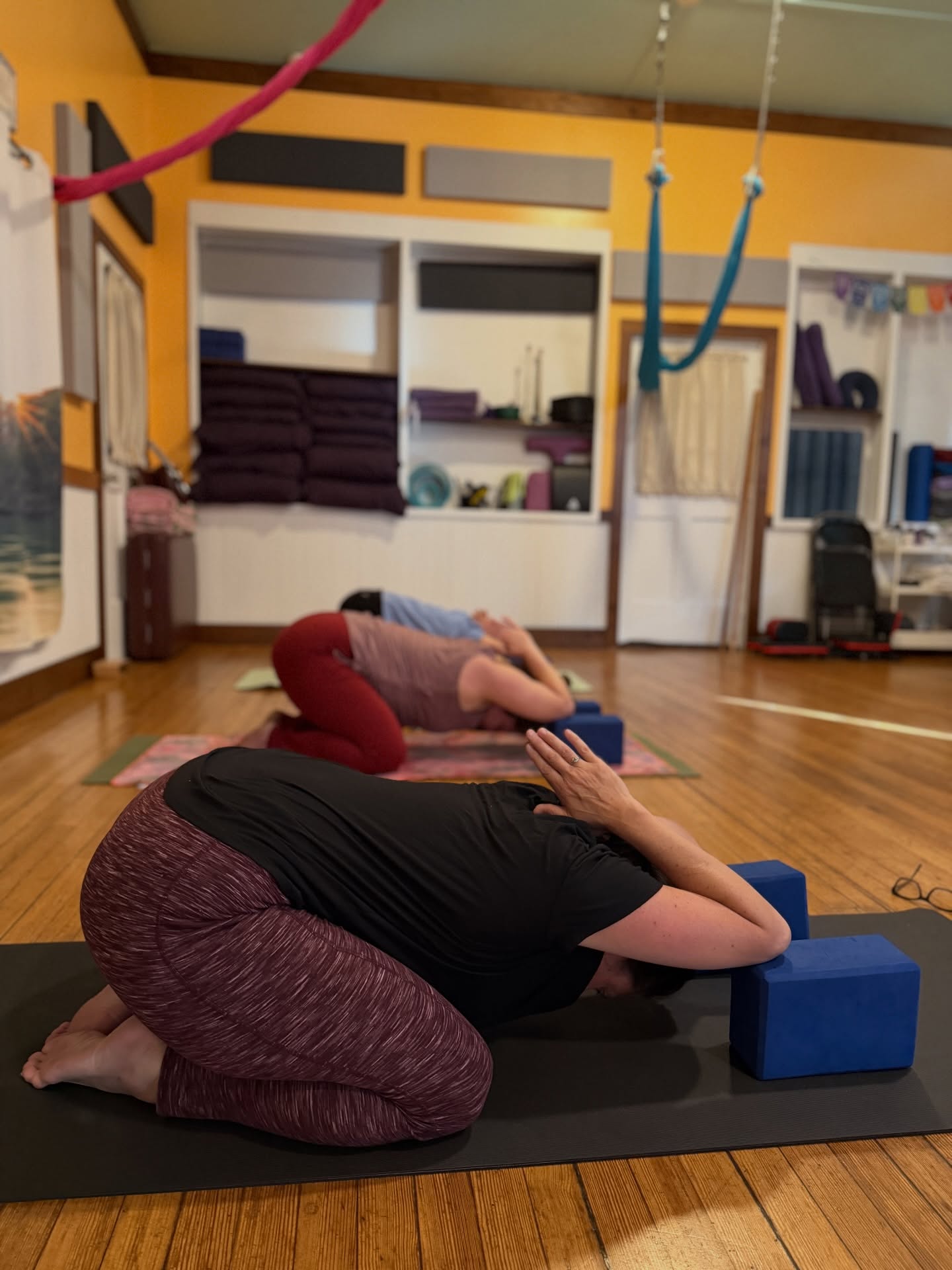 Let’s talk POSTURE❗️ Specifically of the upper back. In the modern world of phones, computers, and daily stress, we all are struggling with hunching necks and rounding upper backs. We have some good news ✨ This is one of the quickest issues to correct and balance! With results that can be seen visibly and felt, right away, you are likely to maintain progress. 💯 One of the many beautiful things we do to add value to our group classes is we take the time to explain the why and how, troubleshooting individual needs and making sure that you leave class having learned how to continue your practices safely outside the studio 🌷. There are no magic tricks or short cuts, consistency is key which is why we have made recent changes to our prices making your wellness an affordable reality ✅ Start today, come as you are 🕉 Group classes daily, just drop-in. Full schedule: rishiyogaandwellness.com Live-Streaming available 💻 #posture #spinehealth #techneck #mobility #onlineyoga