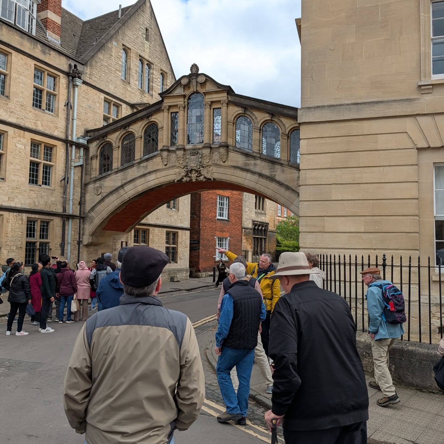 We were blessed with largely dry weather on our first tour of the season, featuring the Heart of England and the West Country. Highlights included Stonehenge, Blenheim Palace, the Roman Baths, Oxford and Stratford-upon-Avon with sumptuous food in between, as well as of course a guiding masterclass from @offbeatcotswolds
.
.
.
.
#heartofengland #cotswolds #visitbritain #globaldreamtravel #grouptravel