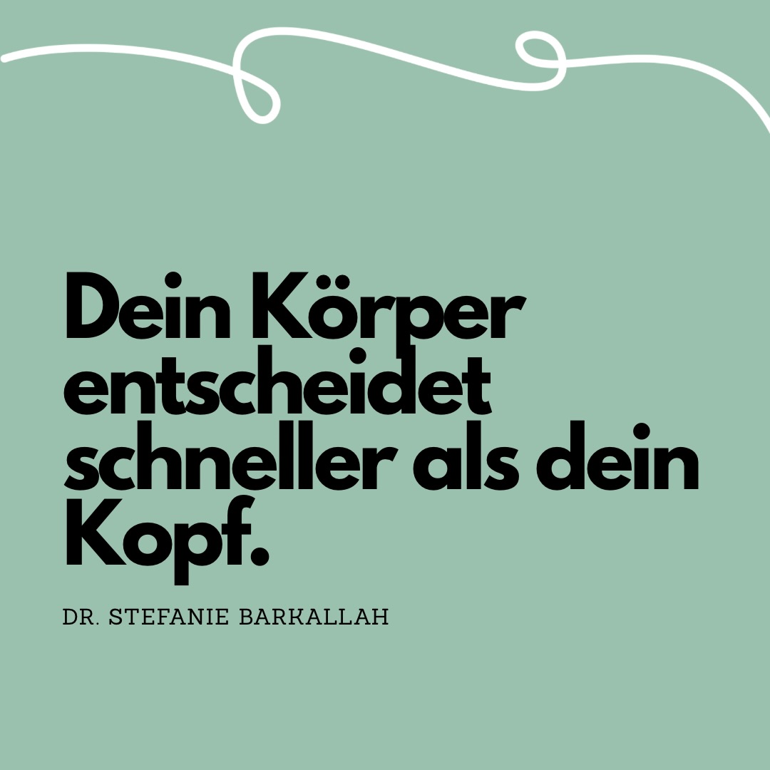 Du denkst, du reagierst bewusst.
Aber in Wahrheit ist dein Körper oft schneller.
Bevor du etwas „durchdacht“ hast,
hat dein Nervensystem längst entschieden:
👉 sicher oder unsicher
👉 bleiben oder gehen
👉 öffnen oder schützen
Das passiert in Millisekunden.
Und genau deshalb fühlst du manchmal:
„Ich weiß eigentlich, dass nichts passiert…
aber ich kann nicht anders.“
Das ist kein Kontrollverlust.
Das ist Biologie.
Dein Körper arbeitet mit alten Erfahrungen.
Mit gespeicherten Mustern.
Mit Schutzstrategien.
Und der Kopf kommt erst danach.
Das Problem ist nicht, dass du „zu emotional“ bist.
👉 Dein System ist einfach schneller als dein Verstand.
Und genau da beginnt Veränderung:
Nicht im Denken.
Sondern im Nervensystem.
Alles Liebe
Steffi 🧡
#nervensystem #resilienz #selbstregulation #psychologie #mentalgesundheit