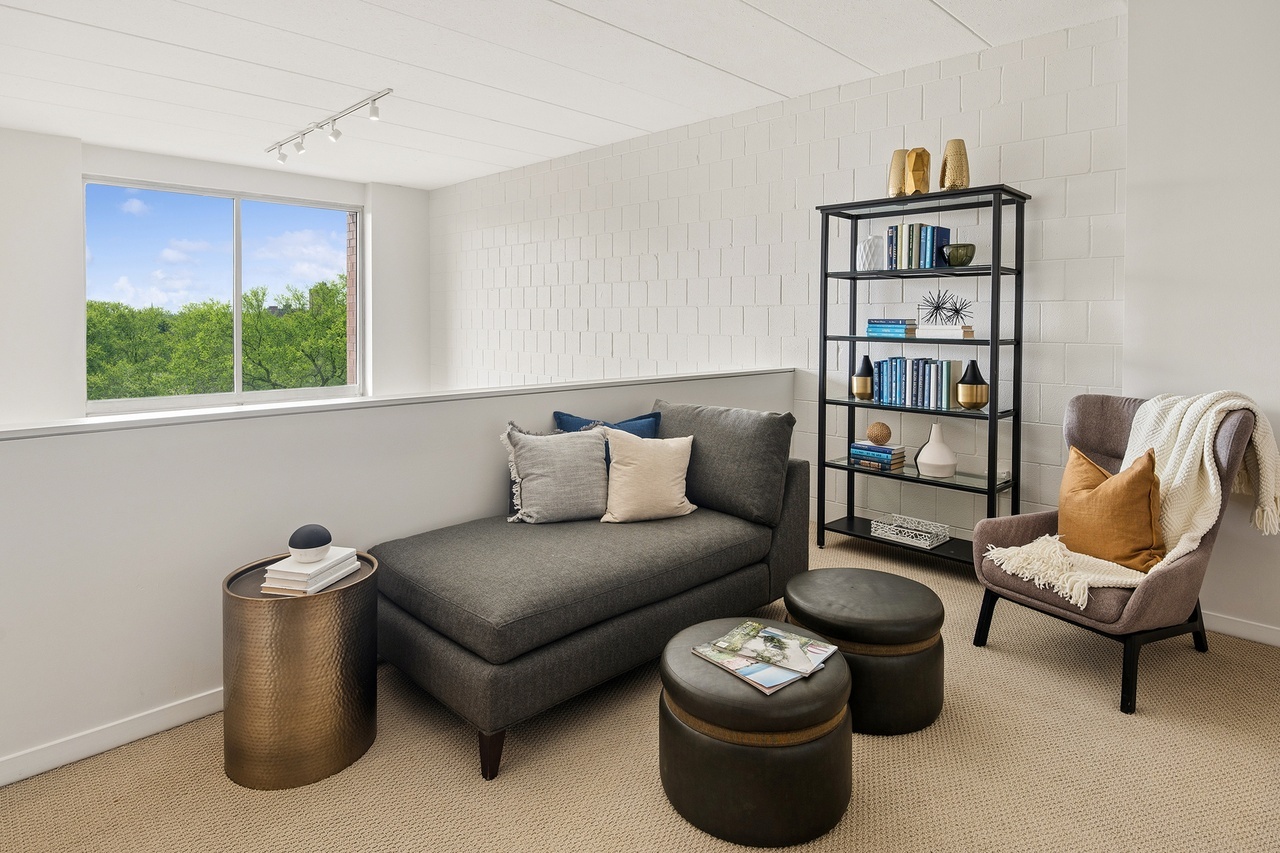 A versatile and adaptable multi-use loft space that offers functionality as a lounge and home office setup. #chicago #chicagorealestate #havenhomestager #chicagohomestaging #stagingworks #stagingsells #staging #homestaging