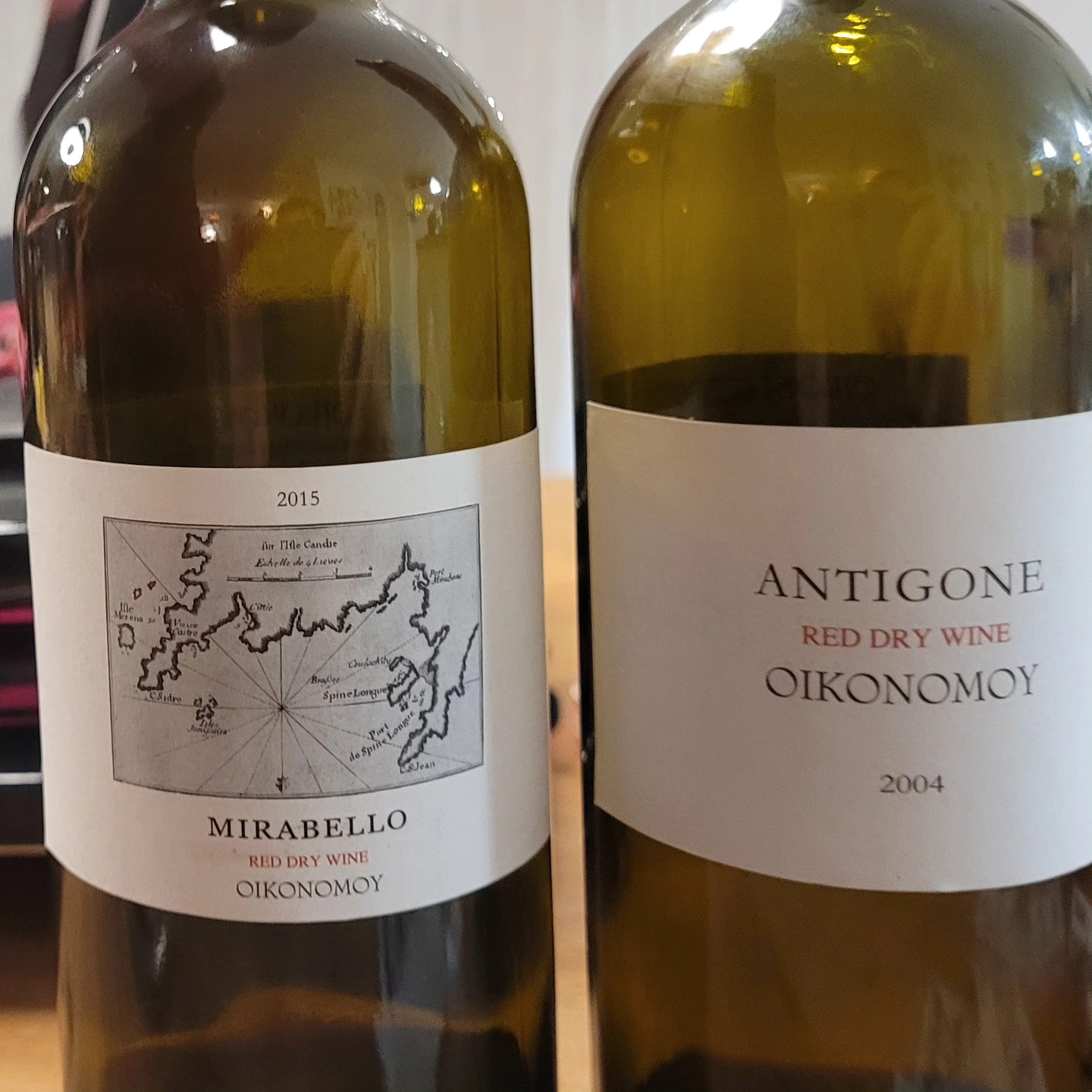 To close out 2024, I chose two extraordinary wines from Crete, two Liatiko + Mandilaria blends by @domaine.economou. (We had excellent wagyu beef from @sary_wagyu_ochsenhausen with the wine.)
2015 Mirabello
The "younger brother," vibrant and energetic. Bright ruby with garnet reflections. Aromas of ripe plums, red cherries, caramel, leather, and hints of cedar and thyme. On the palate, it lands with unique tannins – like the soft, thrilling bounce of a rubber dinghy hitting water. Smoky undertones and fresh acidity balance the juicy fruit, leading to a long, elegant finish. 96 points – incredible value for money.
2004 Antigone
The "older brother," both incredibly refined and commanding. Light garnet with amber highlights. Complex aromas of dried cherries, figs, Mediterranean herbs, leather, and a touch of vanilla. On the palate, it’s a revelation: from the very first millisecond, aromas, acidity, sweetness, and incredibly polished tannins converge in perfect harmony. Powerful, elegant, and unforgettable. 98 points – even better than the last bottle I had. Drink now or hold for another decade.