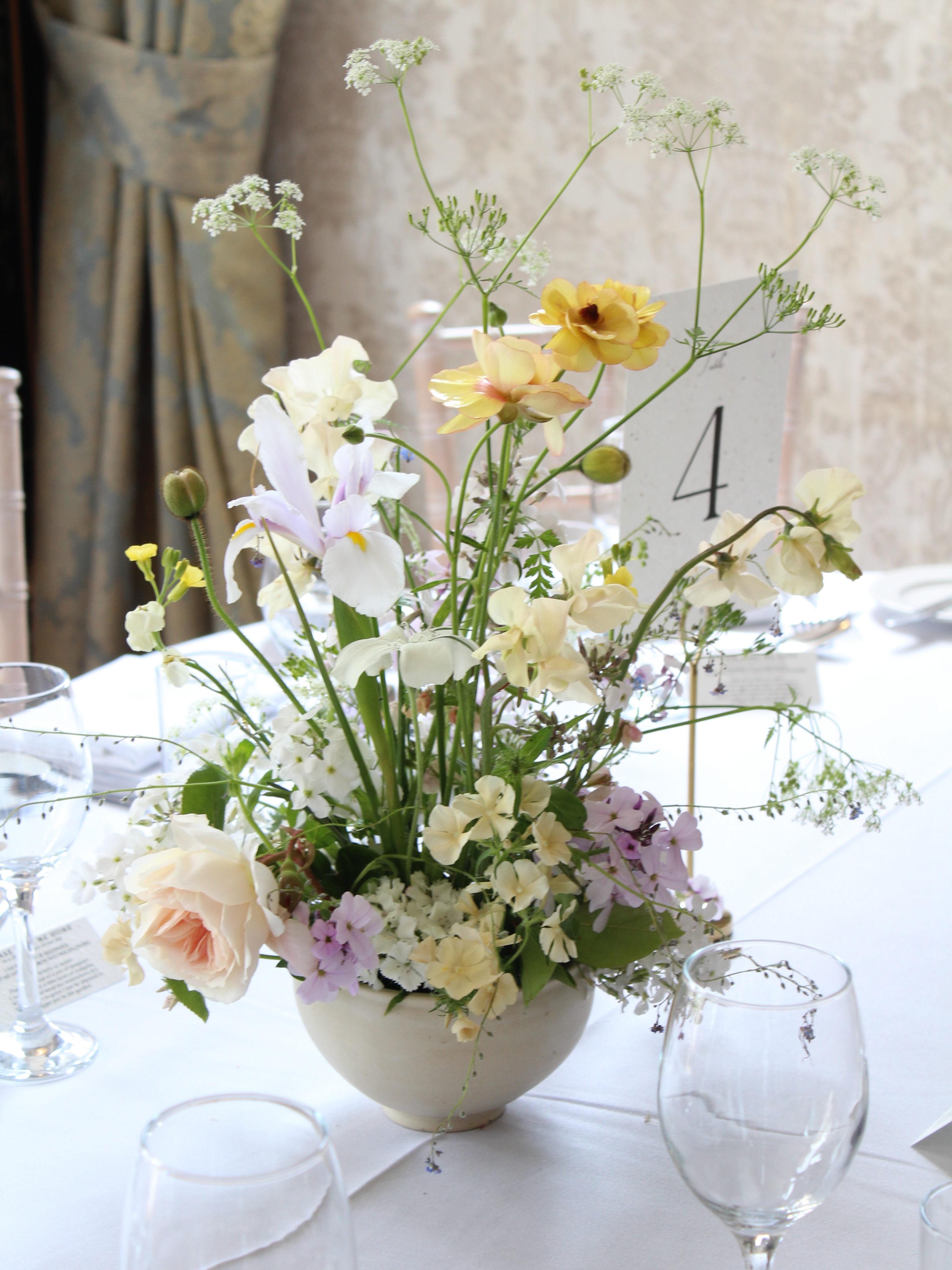 From aisle to table 🌸 For Lillie and Andrew last week at beautiful @hommehouse we used @rachelwhydleceramics low bowls filled with meadow style flowers to line the aisle and then afterwards onto the table centres. They had enough height from a few delicate stems to give impact down the aisle while still being elegant on the tables and not obscuring guests views across the tables 💕
#weddingceremonyflowers #flowermeadows #weddingtableflowers #springweddingflowers #foamfreefloristry