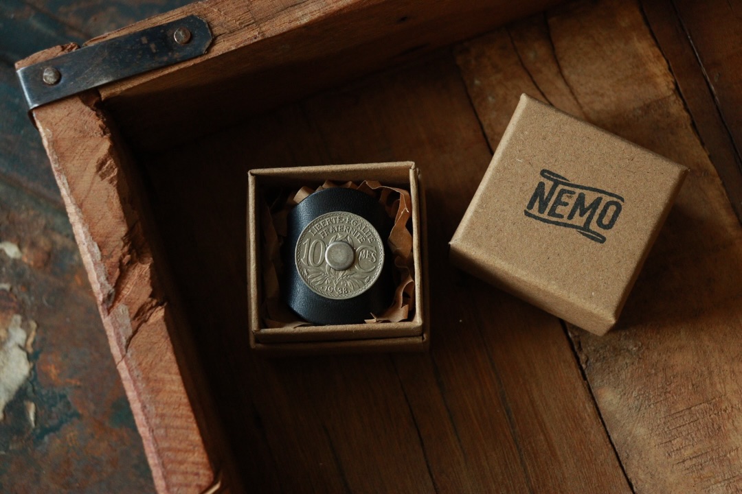 Available NOW (link in bio)
A bandana slide with vintage soul. Brand new design includes an antique 10 French centime coin (1920‘s-1930‘s, designed by Edmond-Émile Lindauer).
Available in two colors.