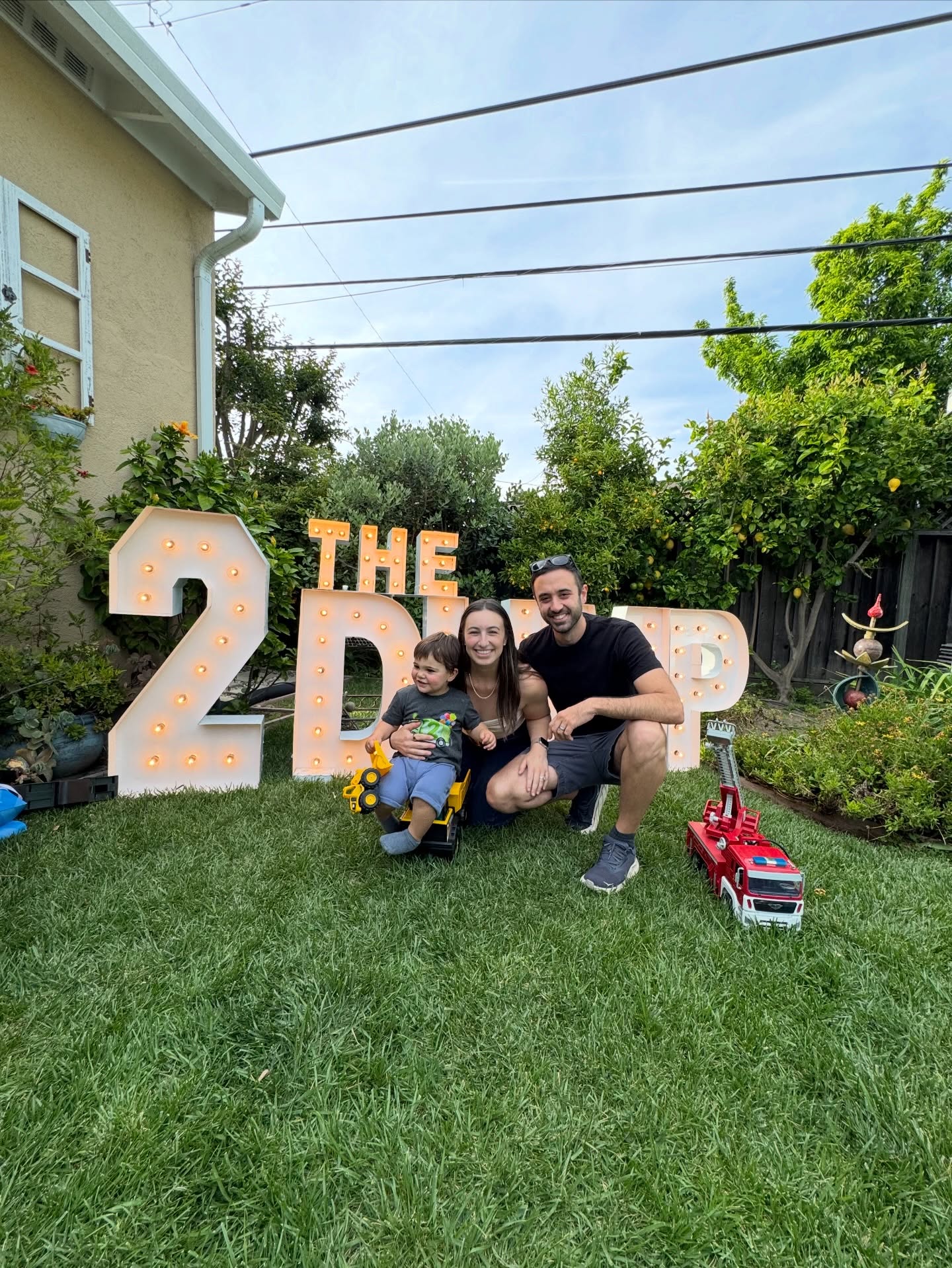 For Eli’s second birthday, we chased the garbage truck all the way 2️⃣ the dump! 🚛🦺♻️
Thank you so much @inflatedcreations_bybrittany!! Your balloons helped make it the perfect celebration for this truck obsessed little guy! 🩵💚🚛
#alphalitsiliconvalley #bayareaeventplanner #kidsbirthdayparty #birthdaydecor #birthdayballoons