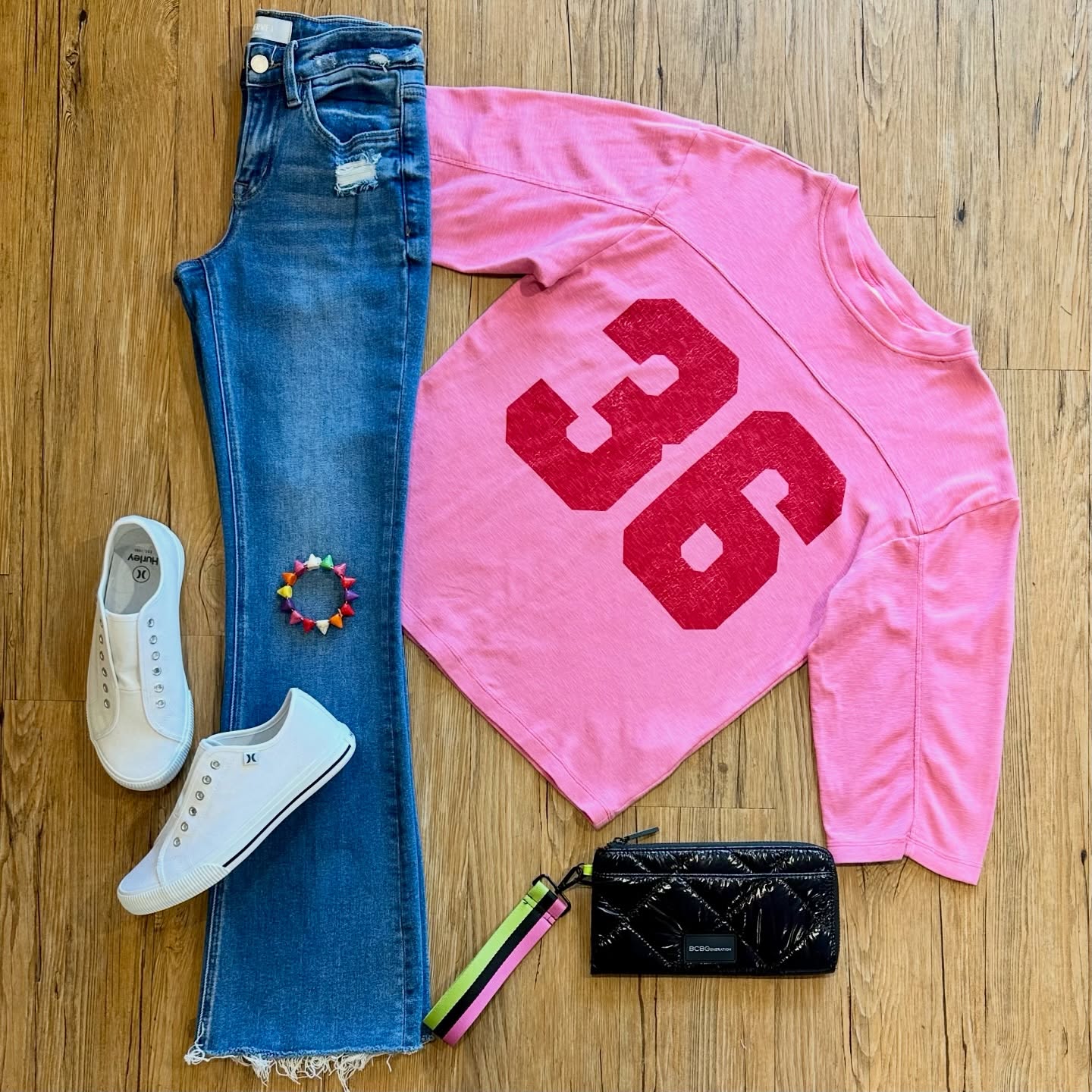 Another oversized XS top. π©·β€οΈπ©·
The details:
Pilcro top (oversized fit) sz XS, $22
Vervet jeans sz 24, $28
Hurley slip-on sneakers sz 7.5, $25
BCBGeneration wristlet, $18
Bracelet - SOLD
