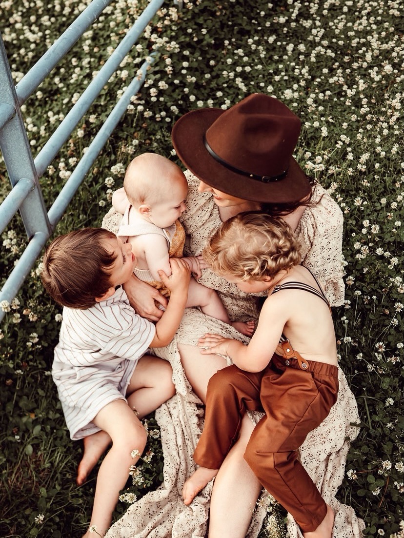 A little preview from one of my favorite sessions today 🌸❤️
I simply adore spring photos — the soft colors, the blooming nature, and that magical fresh feeling they bring ✨
#SpringPhotos #FavoriteSession #BloomingMoments #PhotographyLove
📸@5wildlings_photography