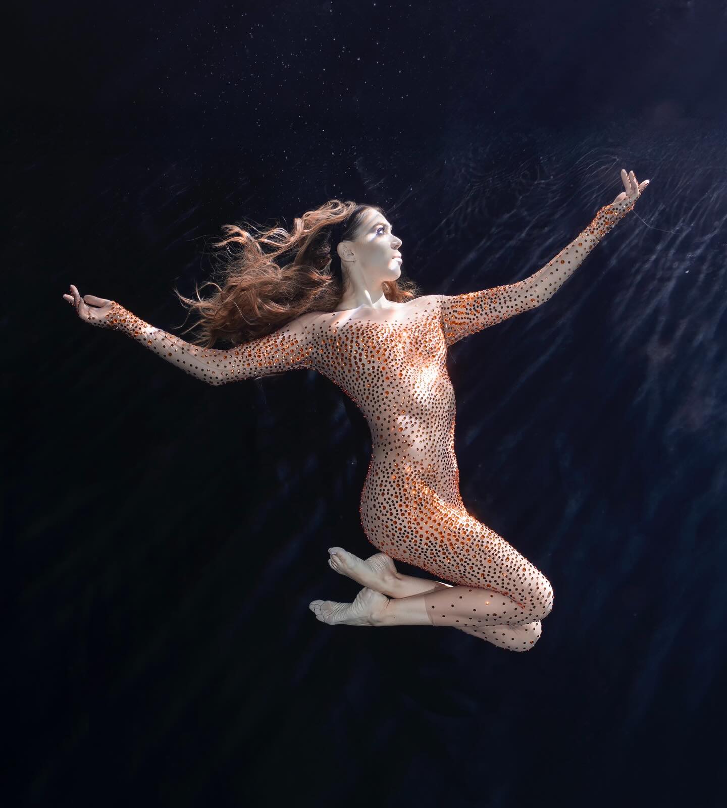 A few still moments from a very fluid process ๐๐ซ
Itโs always great to work with a team that understands how to capture movement in a space where nothing stays still @visionsea.de
#mermaidtarielle #underwaterphotographer #underwaterart #underwatermodel #liquidgold