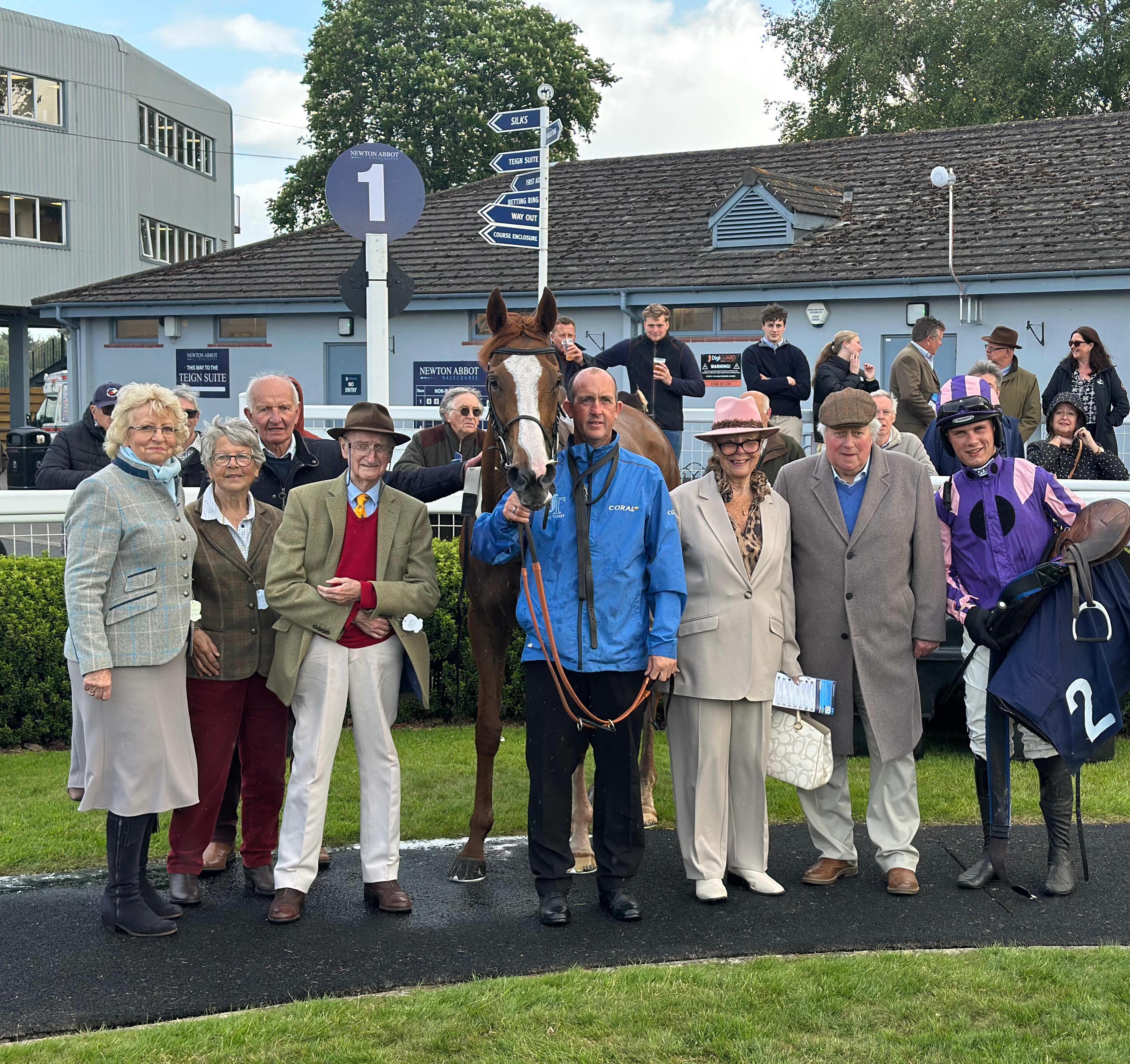 Lovely evening meeting @newtonabbotraces coming home with a Double 👏🏻
Reel Orange winning under @freddiegingell11 for Martin, Terry and John 🥇
Followed up by Ellerton winning for John Romans ridden by @brendanp1995 🥇
Great start to the season 👏🏻
@coralofficial
@dodsonhorrell