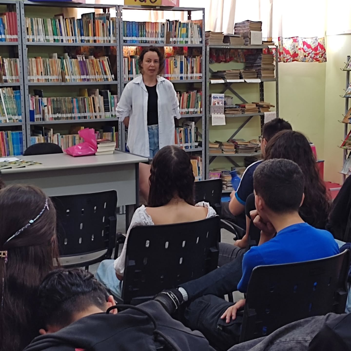Dia 24 de março, eu tive o prazer de participar de um bate-papo na @biblioteca.montemor com os alunos do ensino médio da Escola Estadual Dr. Elias Massud.
Falamos sobre o processo de publicação de um livro, sobre as curiosidades do mercado editorial e, como sempre, eu sai traumatizada com perguntas como "da pra ganhar dinheiro com livro?" Kkkkk ...
Foi um bate-papo muito divertido e sou muito grata ao Cleber e a professora @pierangelipessoadealmeida.