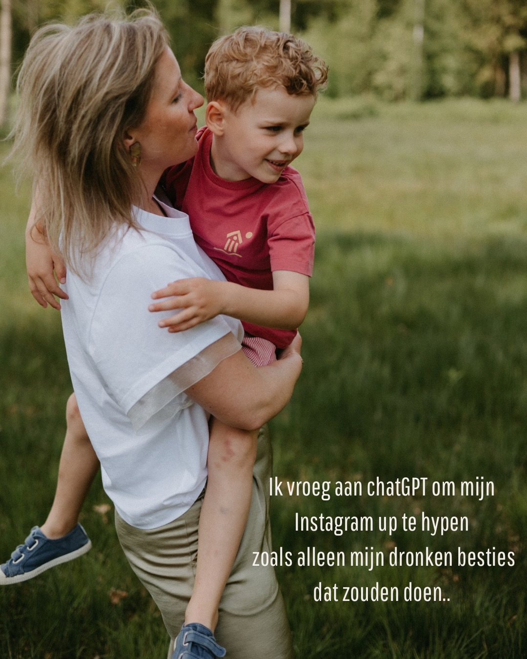 Absoluut geen trendvolger hier 😅
Vaak eerder ne trein te laat dan mee met de laatste hype. En eerlijk? Helemaal ok mee.
Maar in een wereld waar alles viraal moet gaan, is het soms wel moeilijk om zichtbaar te blijven. Zeker met die impostervoice in uw hoofd die af en toe vraagt wie er eigenlijk op uw fotografie zit te wachten 😅
En toch heb ik geen zin om online constant te moeten roepen:
“Haaallooo, ik besta ook nog en ik maak óók foto’s!”
Dus ik blijf gewoon doen wat goed voelt.
En ik geloof dat de mensen die hier moeten zijn, mij wel zullen vinden 💛
(Merci ChatGPT! Het zouden zowaar écht de woorden van mijn vriendinnen kunnen zijn 😉 En wie weet, voor één keer, wel eens op tijd met de hype mee 🥳😂)