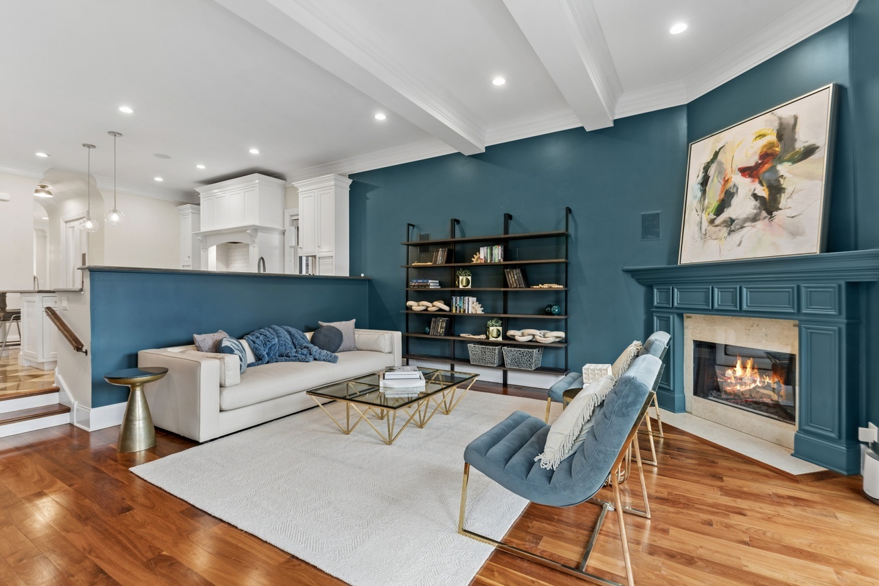 We fully leaned into the color drenching in this space, creating a vibrant and immersive atmosphere. The bold use of color not only makes the room visually striking but also evokes a sense of warmth and personality. #chicago #chicagorealestate #havenhomestager #chicagohomestaging #stagingworks #stagingsells #staging #homestaging