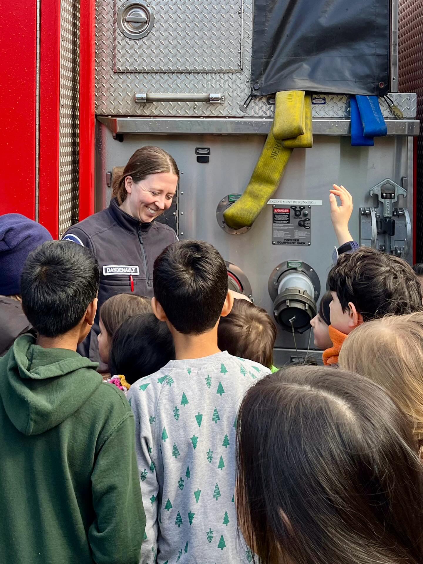 👨🚒🚒 Firefighters from three different stations came together to promote fire safety at ECS. Students were allowed to try on the equipment and sit in the engine. Special thanks to the firefighters, who are parents of a Grade 2 student.✨
Photo credit: Britt U., KayAnna C.
#ECS #eastsidecommunityschool #waldorf #firesafety #safetyfirst