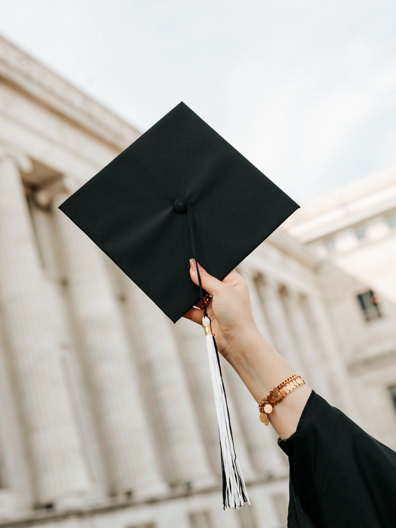 Grad season took off at the beginning of April with Dannia!!! Behind the Field Museum, the city really gave us everything—the perfect lighting, and clear skies.
Next stop: the classroom!!! 📚🎓✏️📓