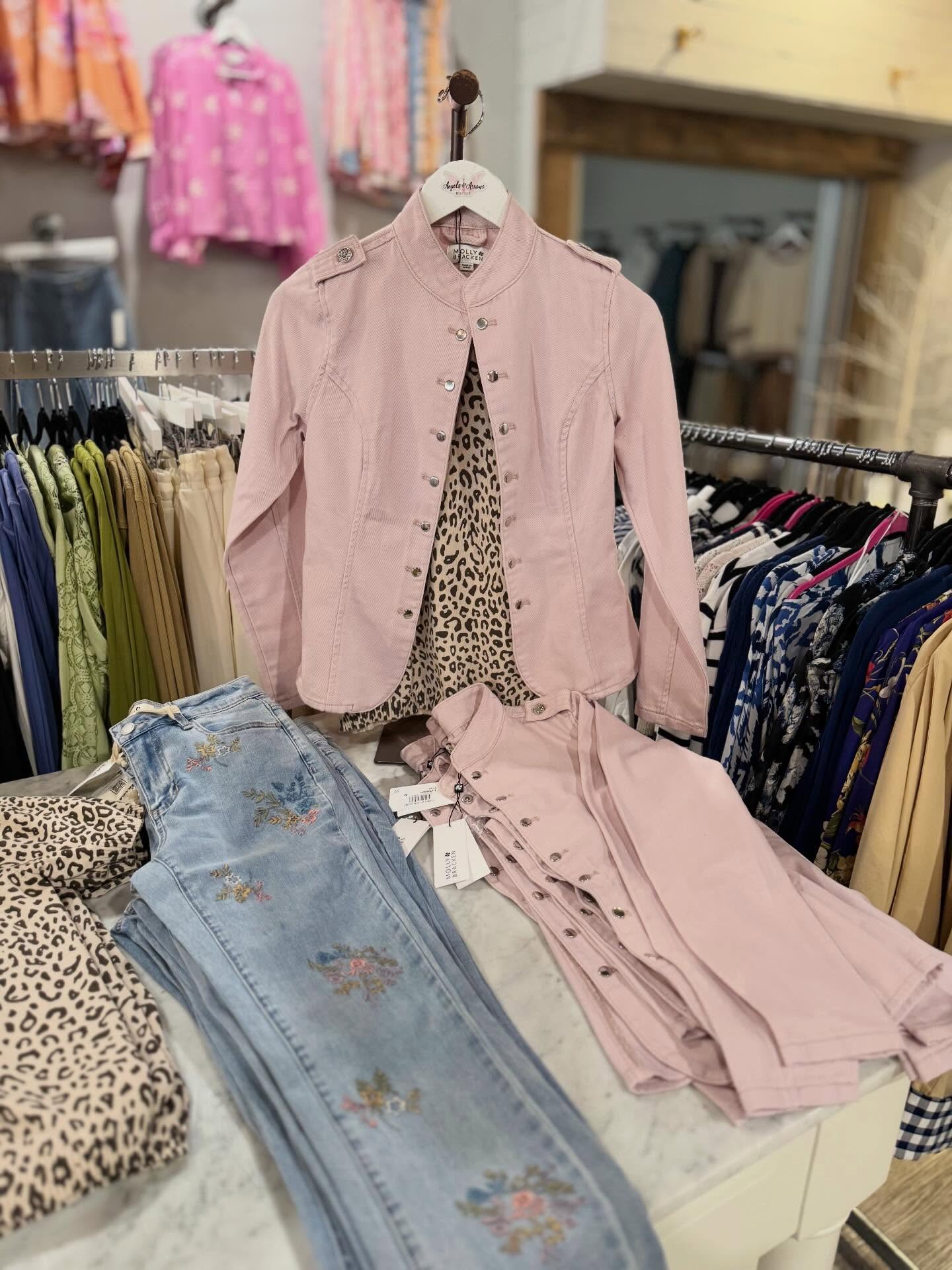 Tip for building an outfit with interest— Don’t be afraid to mix your patterns!! Create your look with items that speak to your personality!
#outfitoftheday #outfitinspiration #prints #beyou #gobold