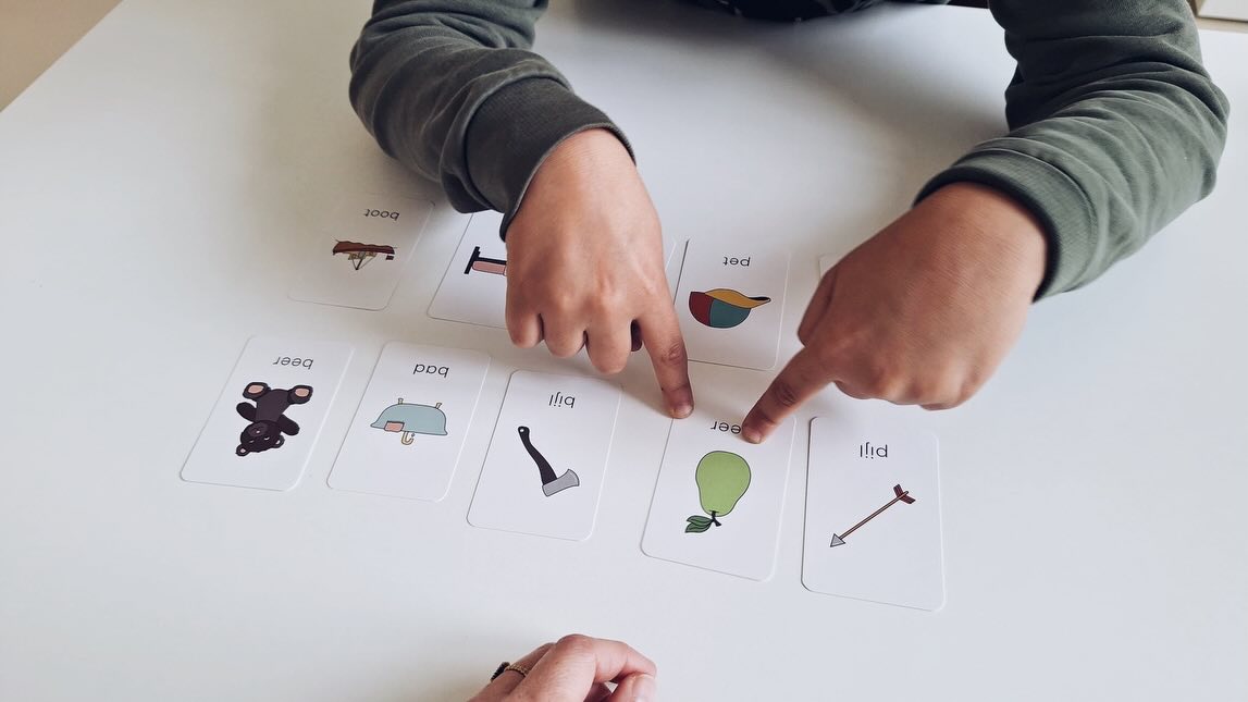 Nieuwe tools getest in ons centrum 👀
Onze logopedisten gingen aan de slag met de Minimale Paren van @detaaltoren
Dankzij de leuke prenten die niet te druk zijn werken ze heel goed voor onze kinderen. Omdat ze prikkelarm zijn lukt het onze kindjes om geconcentreerd te blijven. Daarbovenop zijn ze zeer praktisch in gebruik, wat het voor onze logopedisten extra fijn maakt 💛