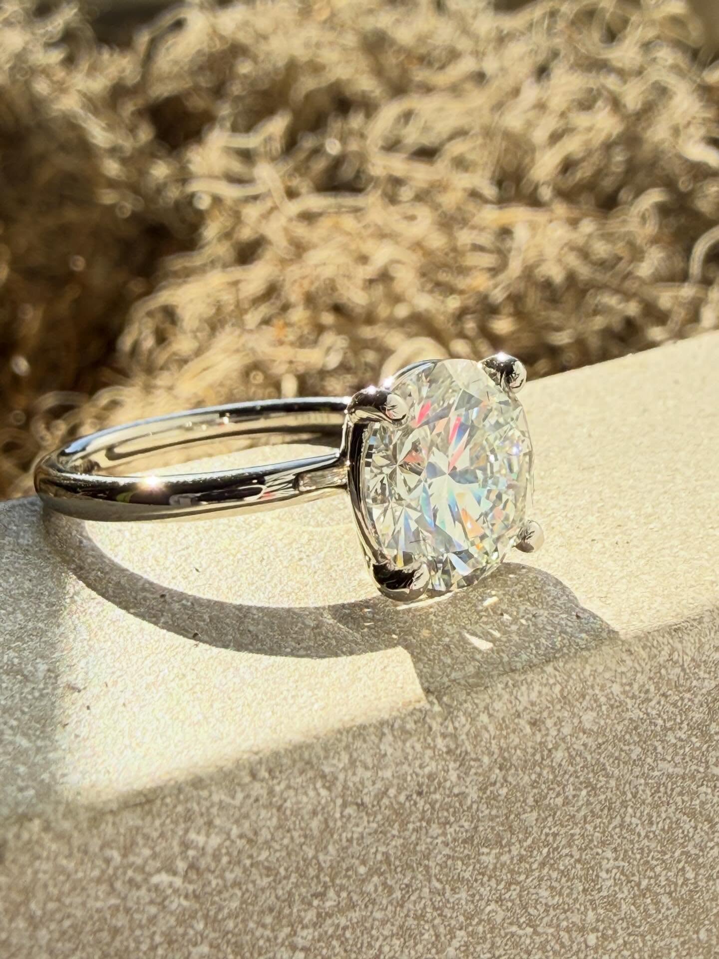 4.28ct of pure presence — F VVS2 round brilliant, set in a minimal solitaire. Nothing to distract from perfection. 💫💎