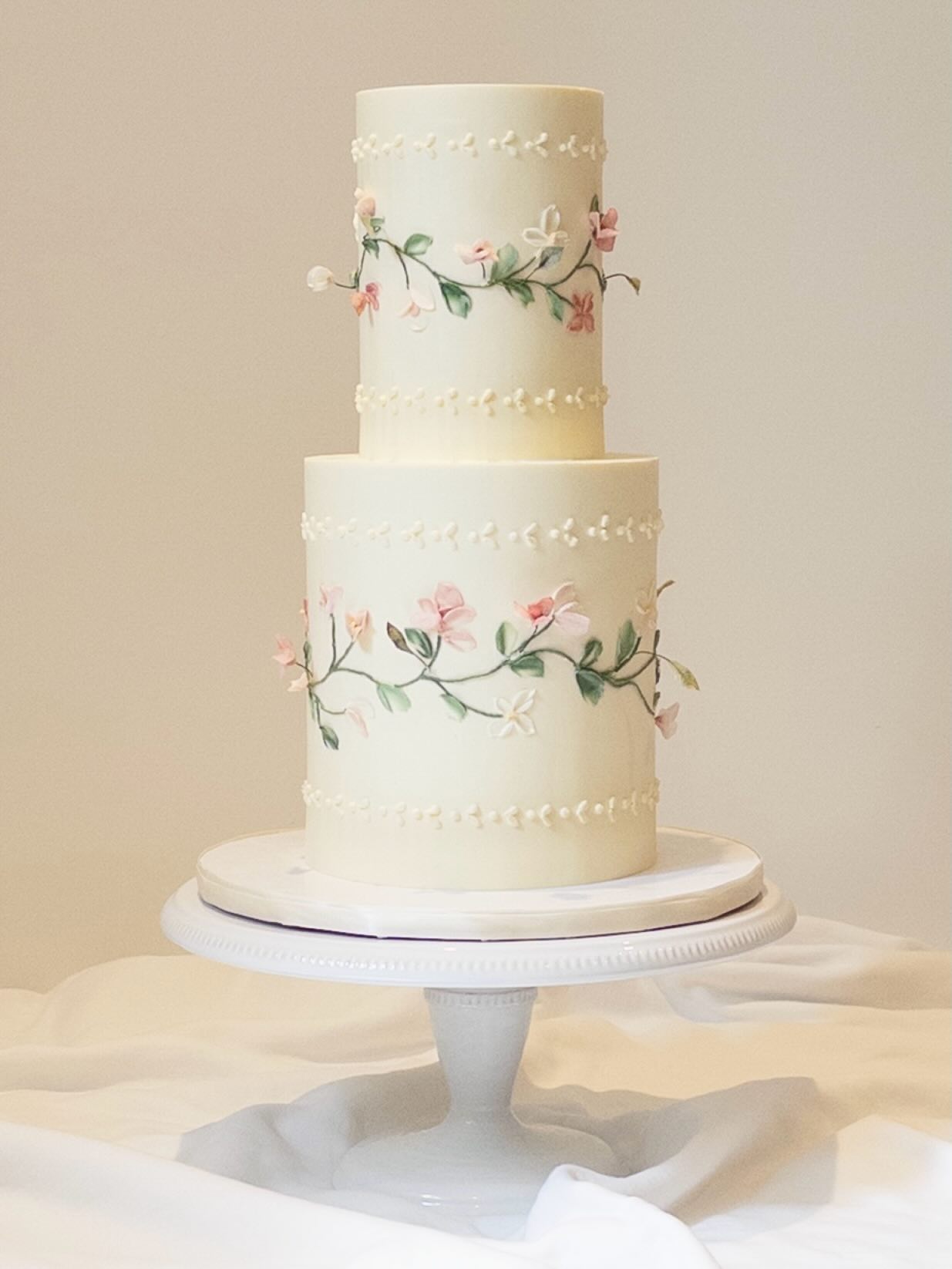Delicate floral details for Jasmine & Louis 💓
Planning by @weddings.with.love
#torontoweddings #torontoweddingcakes #weddingcakeideas #weddingcakes #floralweddingcake
