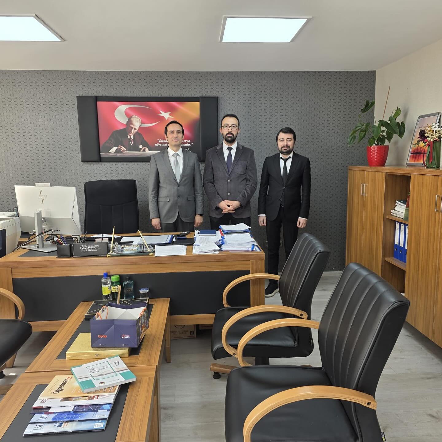 Ergoterapi Derneği olarak, mesleğimizin eğitim alanındaki yerini güçlendirmek ve özel öğretim süreçlerindeki ergoterapi uygulamalarını geliştirmek amacıyla önemli bir görüşme gerçekleştirdik.
Bugün saat 14.00’te, MEB Özel Öğretim Kurumları Genel Müdürlüğü Özel Kurumlar Daire Başkanımız ile verimli bir toplantıda bir araya geldik. Görüşmemizde; ergoterapinin özel gereksinimli bireylerdeki kritik rolü, duyu bütünleme gibi temel müdahalelerin kurumsal altyapıya entegrasyonu ve alandaki mesleki standartların artırılması üzerine karşılıklı fikir alışverişinde bulunduk.
Nazik kabulleri, mesleğimize gösterdikleri yakın ilgi ve çözüm odaklı yaklaşımları için kendilerine teşekkür ederiz. Ergoterapi Derneği olarak, mesleğimizi her platformda en üst düzeyde temsil etmeye ve hem meslektaşlarımızın hem de danışanlarımızın ihtiyaçlarına yönelik somut adımlar atmaya devam edeceğiz.
Saygılarımızla,
Ergoterapi Derneği