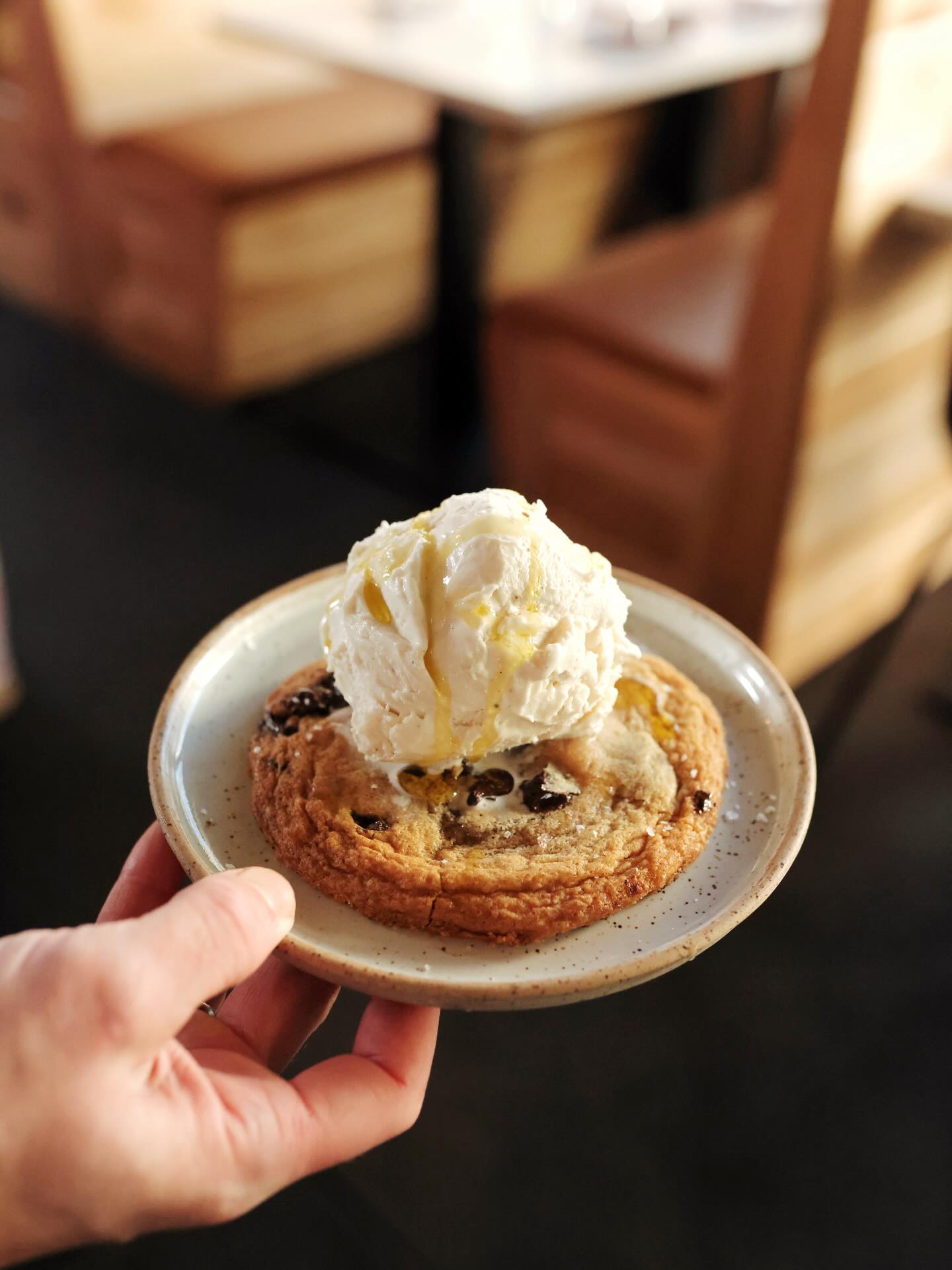 Gelato on our freshly baked chocolate chip cookies… let’s gooooo! 🤌🏼🍪🇮🇹
📸 @kristinkins