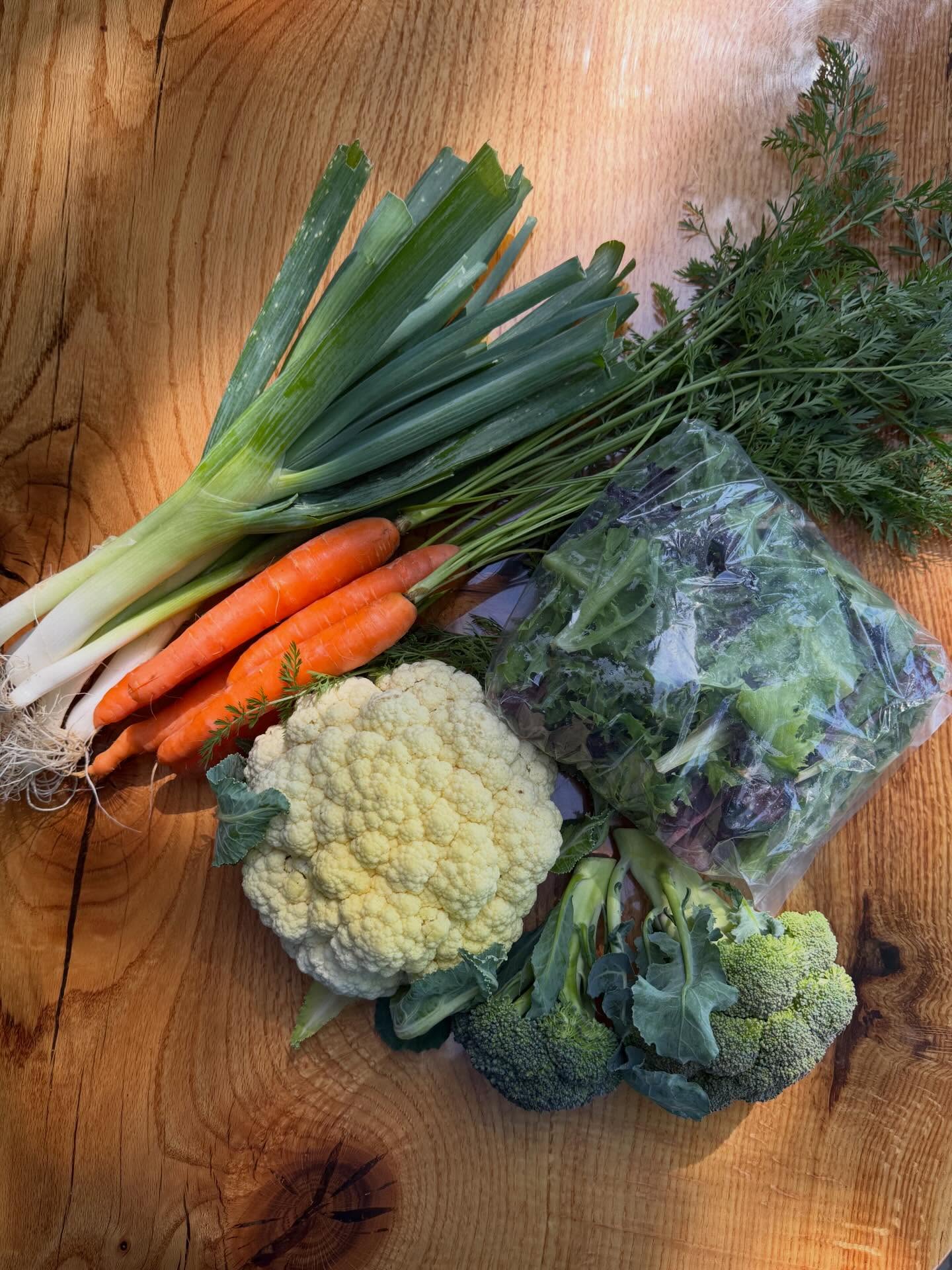 Carrots, cauliflower and broccoli, oh my! If you’re coming out for tonight’s 420 kitchen takeover with Amethyst Ganaway, don’t miss the $20 bag from @rootingdownfarms! Available now at Stems. These veggies are grown right here in the Charleston area and we could be more excited to share them with ya! Park Circle peeps know Rooting Down from their local CSA drop off. The @northcharleston farmers market isn’t back until 5/7…. We’ll cure your munchies tonight!