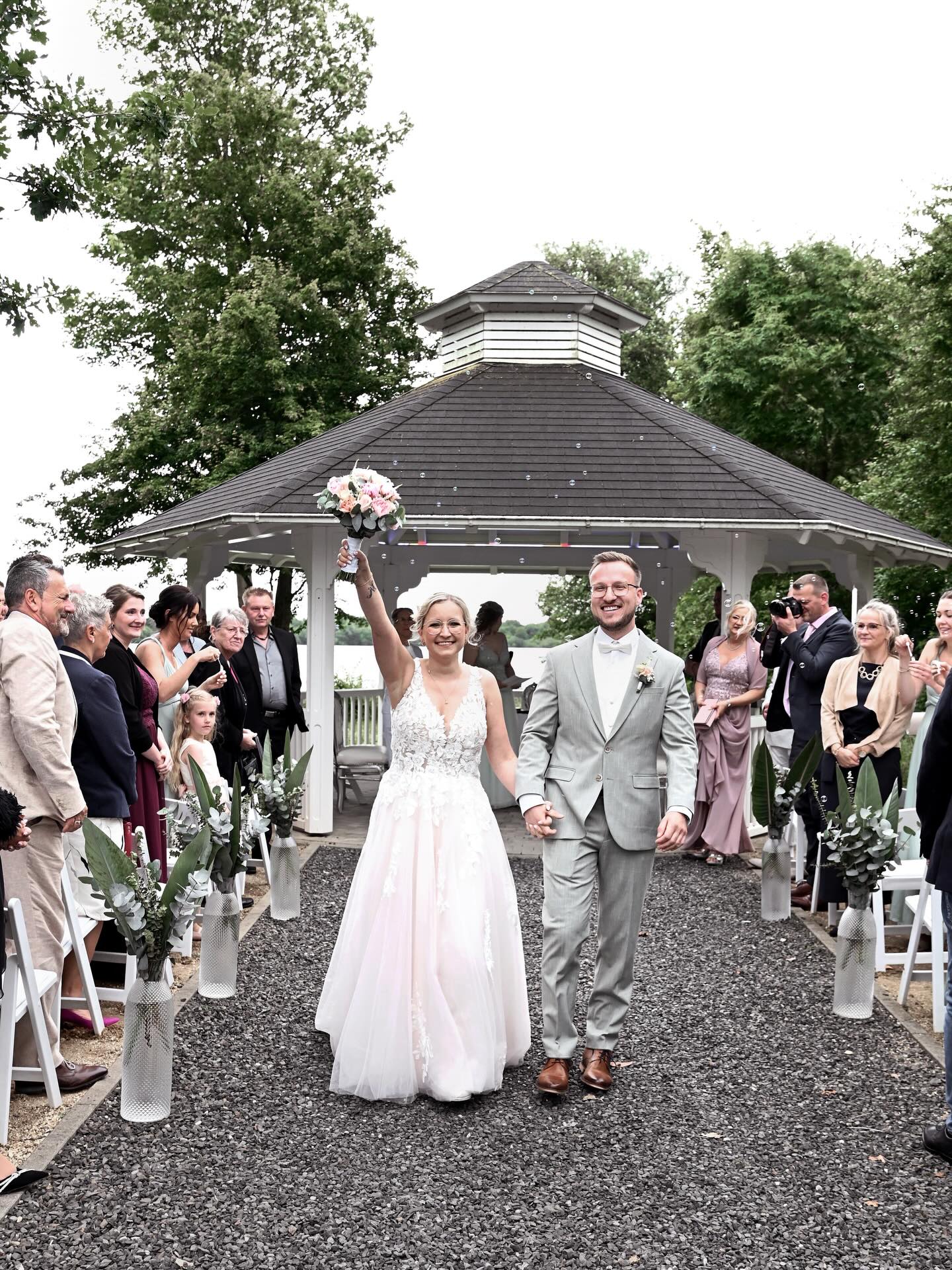 Unsere erste Hochzeit des Jahres steht diese Woche an und wir können es kaum erwarten, dass es losgeht! 🤍🥂
📸: @fotostudio_moersen
🌸: @leas_blumengarten
#HausamSeeGochNess #Hochzeitslocation #Wedding