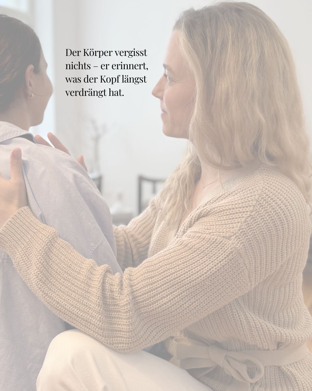 Immer wieder fragen mich Klient*innen, was eigentlich Körperpsychotherapie bedeutet.
Die Körperpsychotherapie geht davon aus, dass das, was wir innerlich nicht ausdrücken können, sich oft im Körper zeigt – in Verspannungen, Schmerzen, chronischen Beschwerden oder auch in sexuellen Funktionsstörungen. Diese Symptome sind keine Einbildung, sondern Hinweise auf ungelöste innere Konflikte (wenn organische Ursachen ausgeschlossen sind).
In der Körperpsychotherapie geht es darum, diesen Signalen Raum zu geben, sie wahrzunehmen und zu verstehen, was sie uns sagen wollen. Der Körper spricht oft dort, wo Worte (noch) fehlen – weil uns etwas nicht bewusst ist oder wir uns nicht trauen, es auszusprechen.
So können auch sexuelle Symptome eine Funktion haben:
– Eine Störung der Erregung kann bedeuten: „Deine Annäherung erreicht mich nicht.“
– Sexuelle Unlust kann ausdrücken: „Ich fühle mich nicht sicher und kann meine Grenzen nicht gut wahren.“
Der Körper ist kein Problem – er ist Teil der Lösung.
#körperpsychotherapie
#somatischetherapie
#körperundpsyche
#psychotherapie
#sexualtherapie
#achtsamkeit
#selbstwahrnehmung
#heilung
#körperarbeit
#beziehungsthemen
#intimität
#sexualität