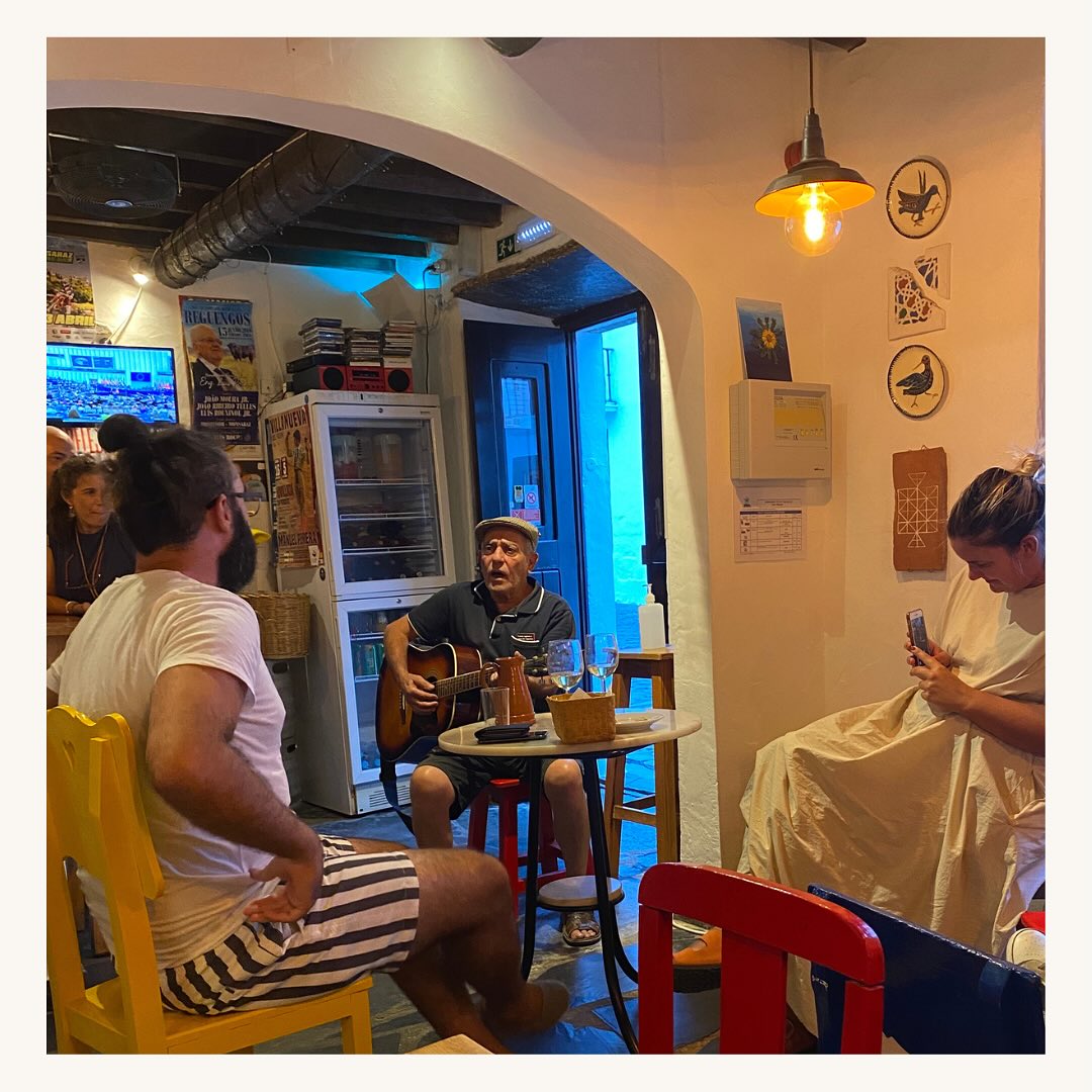 No Alentejo correr sem tempo para dar um “bom dia”, é esquecer a alma de quem nos acolhe.
Ter pressa é não dar ao lugar a importância que ele merece.
O verdadeiro viajante é paciente, saber esperar que o pão saia do forno ou que o pastor termine a sua história. Acima de tudo, oferece o seu tempo e recebe tempo para usufruir do local.
No Alentejo, quem corre não vê. Quem não viu, não sentiu … e não conheceu.
In the Alentejo, rushing by without time to say “good morning” is to forget the spirit of those who welcome us.
Being in a hurry means failing to give the place the importance it deserves.
The true traveler is patient, knowing how to wait for the bread to come out of the oven or for the shepherd to finish his story. Above all, they offer their time and are given time to enjoy the place.
In the Alentejo, those who rush don’t see. Those who haven’t seen haven’t felt… and haven’t truly experienced it.
#vagar #slowly #viverdevagar #slowliving #luxodotempo #luxuryoftime #ethicalravel #mindfultraveler #authentictravel #montimerso #montimersoskyscapecountryhouse