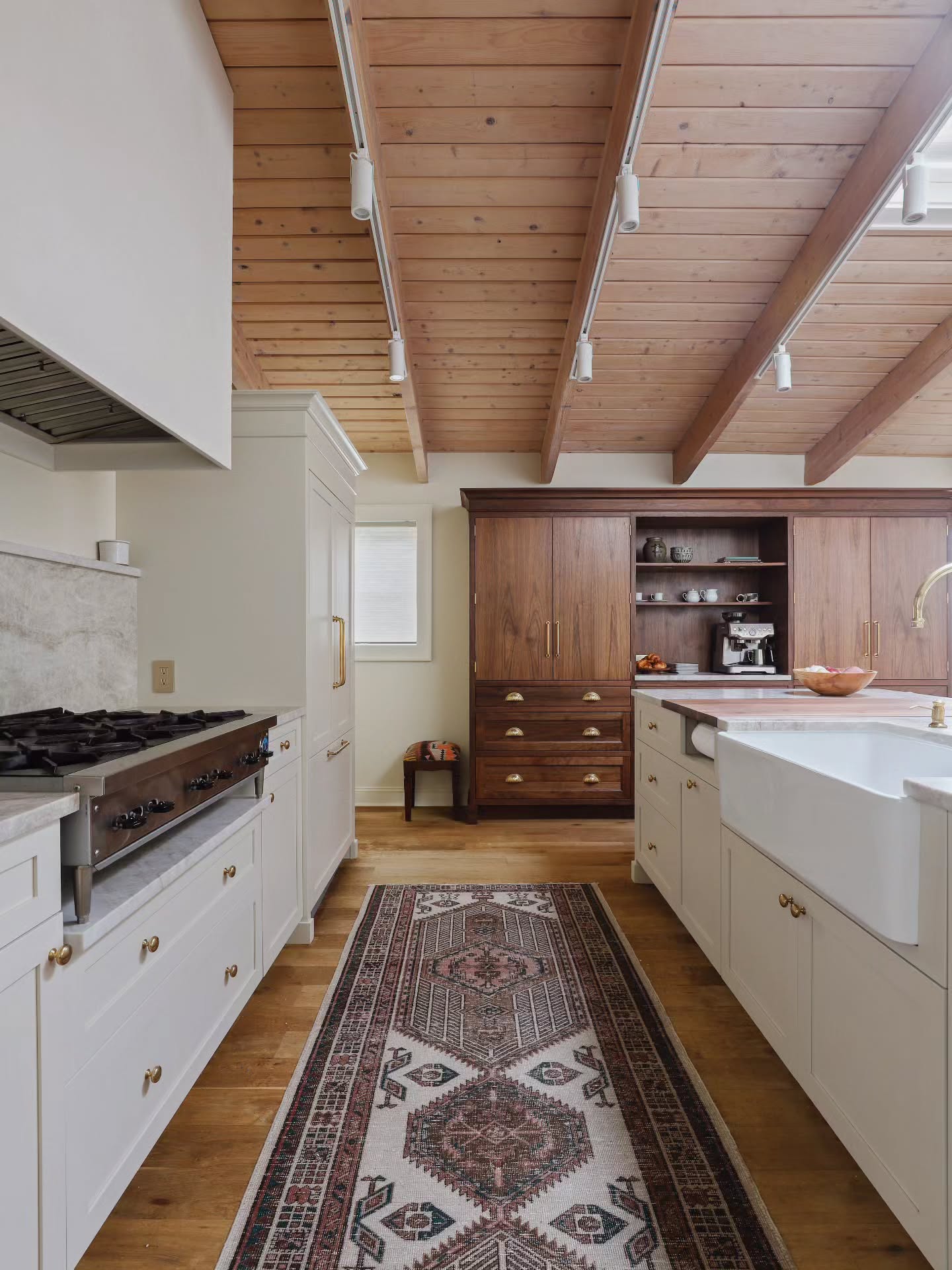 A space that feels collected, not constructed.
Layers of warm wood, creamy cabinetry, and a vintage runner that brings just the right amount of soul.
š·@dannycooney
#kitchendesign #kitchengoals #kitchenremodel #interiordesigninspiration #interiorgoals