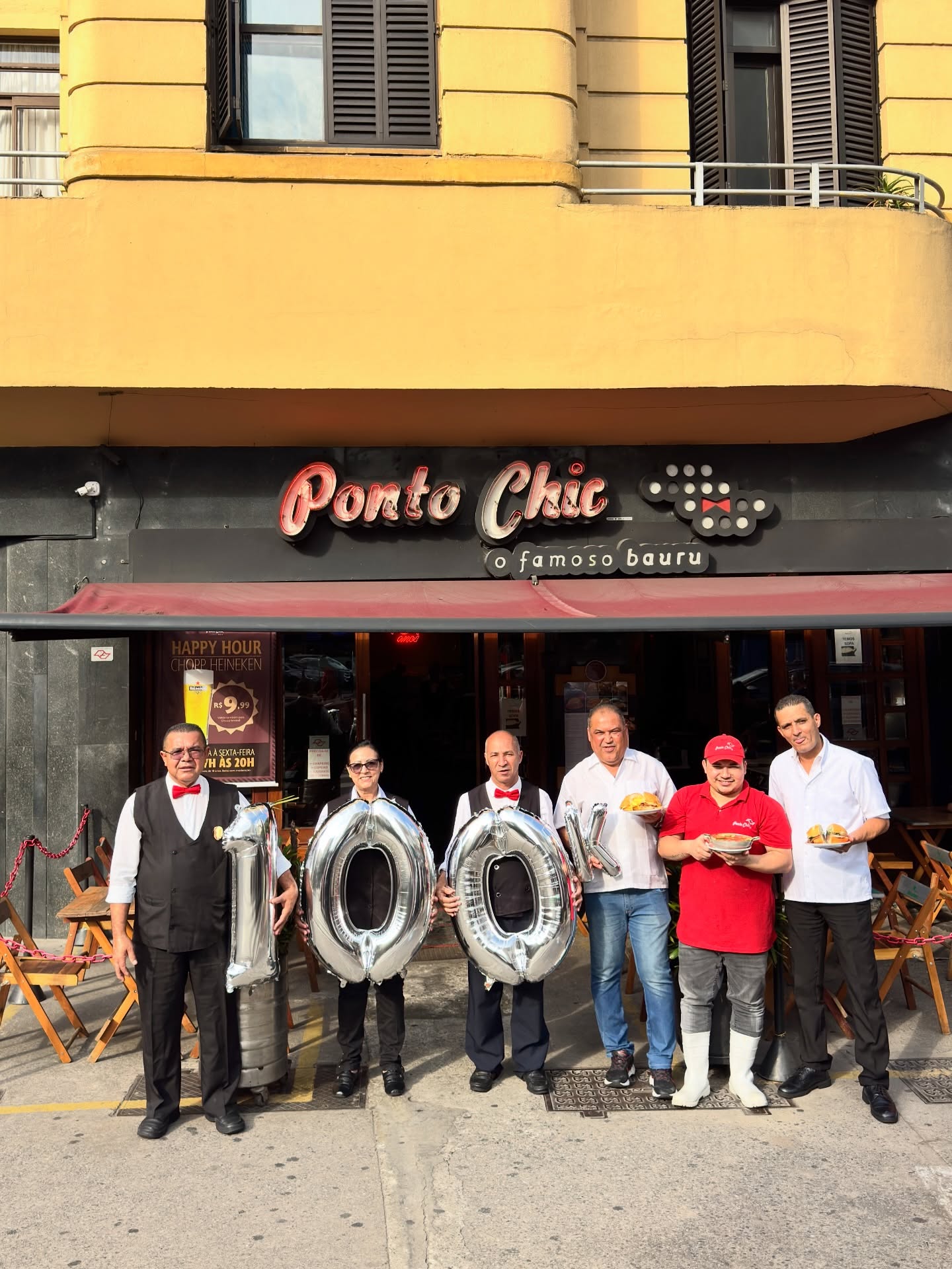 Com muita alegria, chegamos à marca de 100 mil seguidores uma comunidade de apaixonados pelo nosso verdadeiro Bauru. ❤️
Mais do que números, são histórias, encontros e momentos compartilhados ao longo de cada pedido. Obrigado por fazerem parte dessa tradição que atravessa gerações.
Seguimos juntos, levando sabor, história e aquele clássico que nunca sai de moda🧀❤️