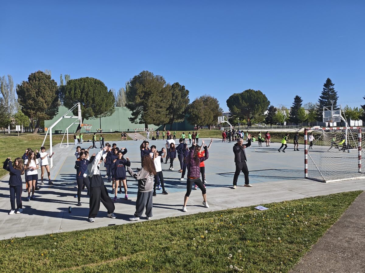 El alumnado de 1º de ESO del Colegio Antonio Machado disfrutó el pasado jueves de una jornada educativa y motivante en el Día de la Educación Física en la Calle 🏃♂️⚽
Han participado con ilusión, compañerismo y muchas ganas de moverse y aprender actividad física y deportes fuera del aula.
La actividad ha consistido en un paseo al complejo deportivo de la Aldehuela, seguido de unas actividades deportivas (baile, balonmano, fútbol, condición física) organizadas por la Fundación Salamanca Ciudad de Saberes del Ayto. de Salamanca y el IES Lucía de Medrano.
Una vez finalizadas, todos los colegios participantes se unieron en la Plaza Mayor al acto conjunto, que incluyó el baile que habían aprendido previamente como actividad deportiva y una foto de familia de la “marea verde” (color de la camiseta conmemorativa).
#DEFC #ExcursiónEscolar #ColegioAntonioMachado #DeporteYEducación #AprenderJugando VidaActiva Salamanca ActividadesEscolares EducaciónConValores EscuelaActiva