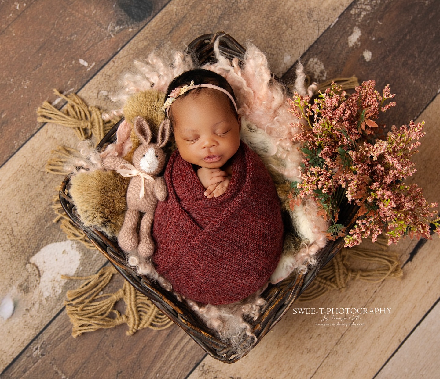 💗Wrapped, posed, and perfectly styled 💗
12 day old baby Aizivashe sleeping so peacefully throughout her Signature Newborn Experience, Swee-t Photography’s ultimate newborn offering — curly newborn posing, curated props, florals, couture wraps, and timeless portraits.
Expecting a little one? Book now to capture your baby in this unforgettable way. ✨Mention Code: SAVE15 to get 15% off your session fee.✨
Secure your session with Barossa’s trusted newborn specialist photographer and let’s create something beautiful together.
https://www.swee-t-photography.com/newbornpricing
📸 © 2026 Swee-t-Photography Barossa’s Newborn Photographer
https://www.instagram.com/swee.t.photography/
www.swee-t-photography.com
#barossanewbornphotographer #barossanewbornphotography #barossababyphotographer #barossamaternityphotographer #barossastudio