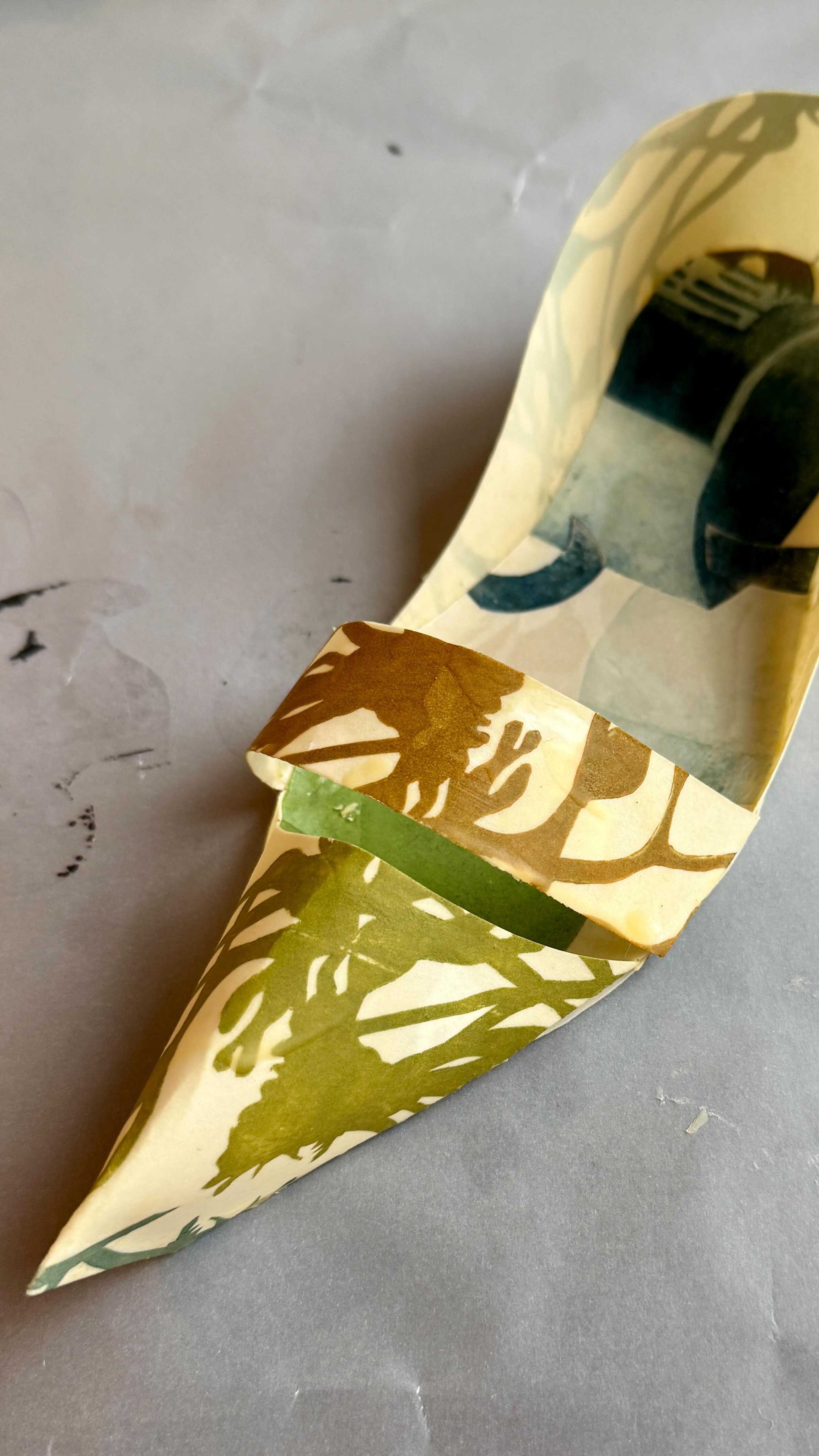 REPOST! deleted by Instagram, thank you, NOT. Anyway, enjoy all over again if you actually see it 2nd time around! Sunshine and Slippers 🥿 ☀️
slippers constructed from found paper, discarded prints and then dipped in beeswax. I’ll be showing these next month in HAPPENSTANCE @artworkersguild with @afsoonafsoonagain and @monicaboxley_mixedmediaart 21 - 30 May #papermade #recycledmaterials♻️ #beeswax #happenstance