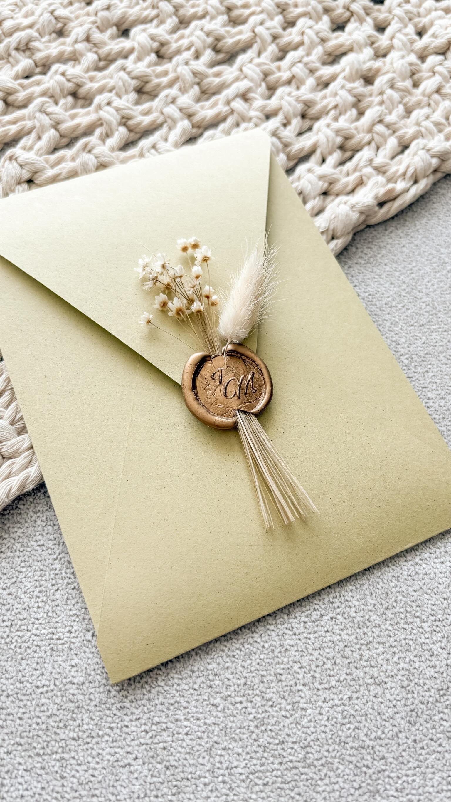 A veces desearía poder tomarle foto a todas las invitaciones que realizo, pero vean este videito improvisado de estas que entregué el año pasado 💖💖💖😍
Amé la combinación de colores, el acrílico como siempre hermoso impreso, y los detalles artesanales con el ramito y sello de lacre ✨