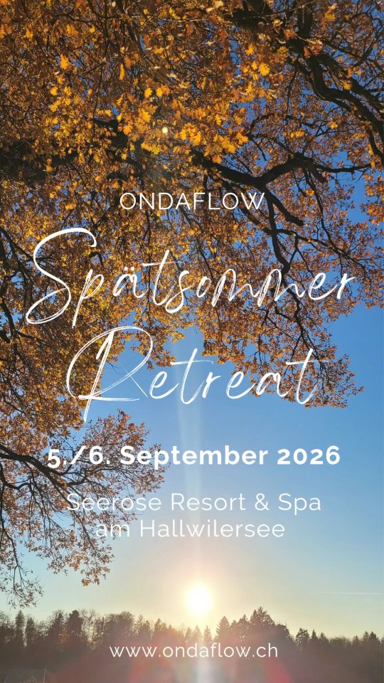 Im späten Sommer nochmals an den See: Eine Auszeit für dich mit Yoga zwischen Flow, somatischen Körperübungen, Nervenssystem Regulation und tiefer Entspannung.
🌊Water what waters you: Nähre, was dich nährt.
Das @seeroseresort bietet die perfekte Kulisse für ein Wochenende zum Abtauchen: Spa, privater Seezugang, schöne Zimmer, kulinarische Verwöhnmomente und eine herzliche Atmosphäre.
Neben den Yoga Sessions, die für alle Erfahrungslevels zugänglich sind, bleibt auch genügend Zeit für Rückzug und Wellness. Trotzdem bist du in bester Gesellschaft in einer kleinen Gruppe Gleichgesinnter aufgehoben.
Nadia begleitet dich an diesem Wochenende mit achtsamen Impulsen und Bewegung, die auch in deinem Alltag nachhallen werden.
Anmeldung über den Link in der Bio⬆️
#yogaretreat #auszeit